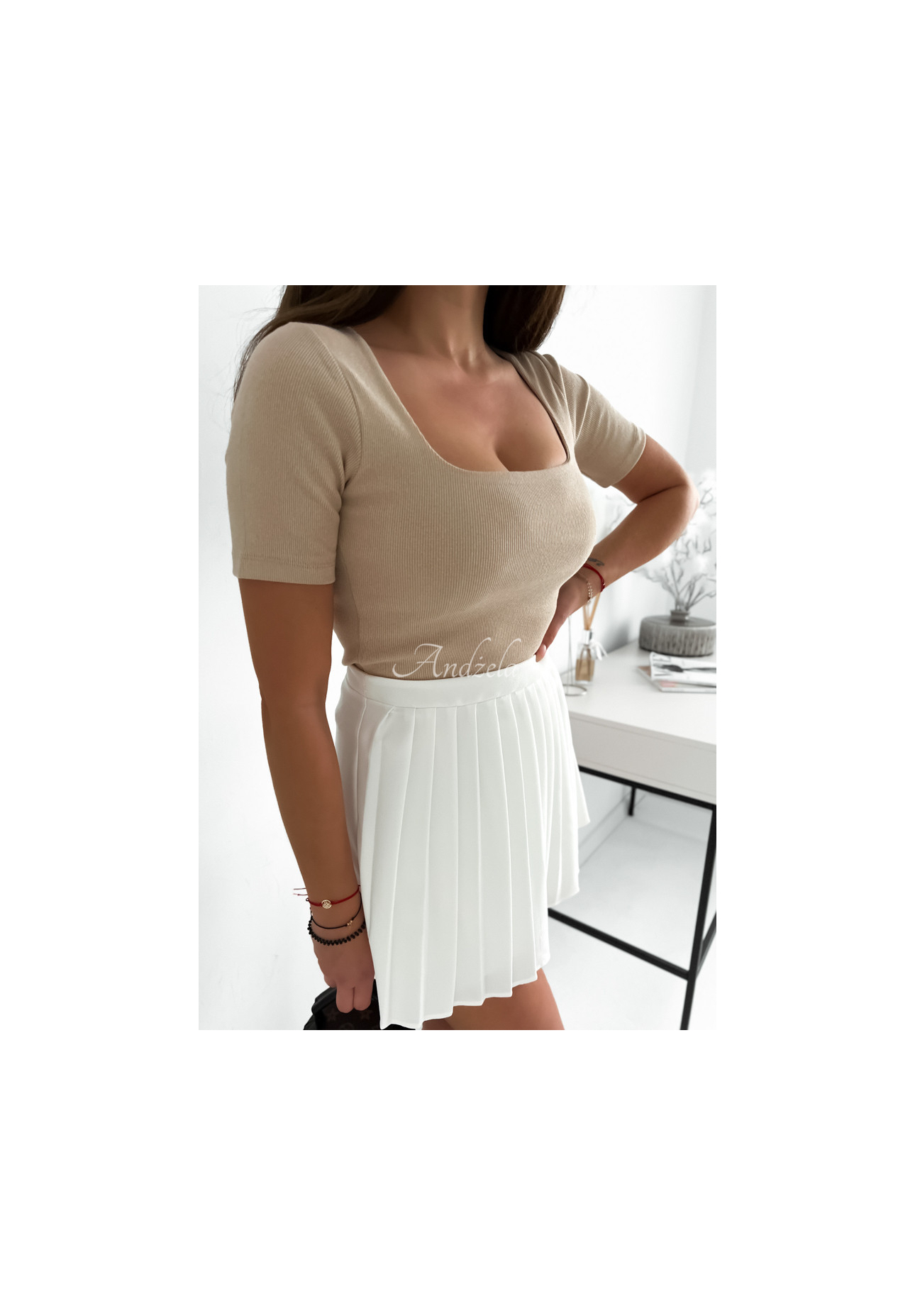 Vroubkovaná halenka s hranatým výstřihem Trust Yourself béžová