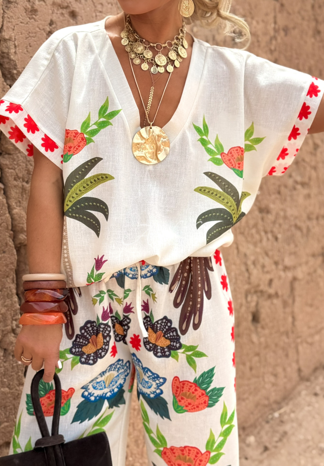 Souprava halenka a kalhoty wide leg se vzory Flowers &amp; Palms světle béžový