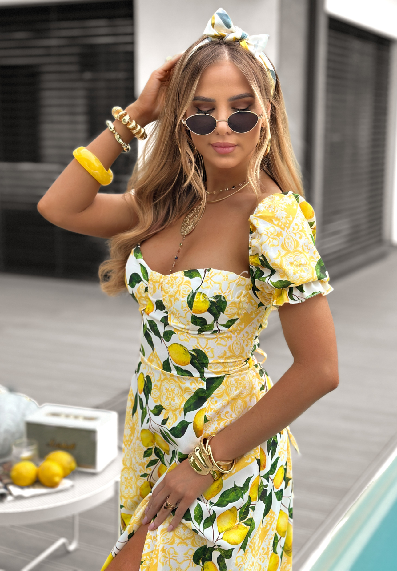 Šaty s nabíranými rukávy s citronovým vzorem Lemon Taste Bílá