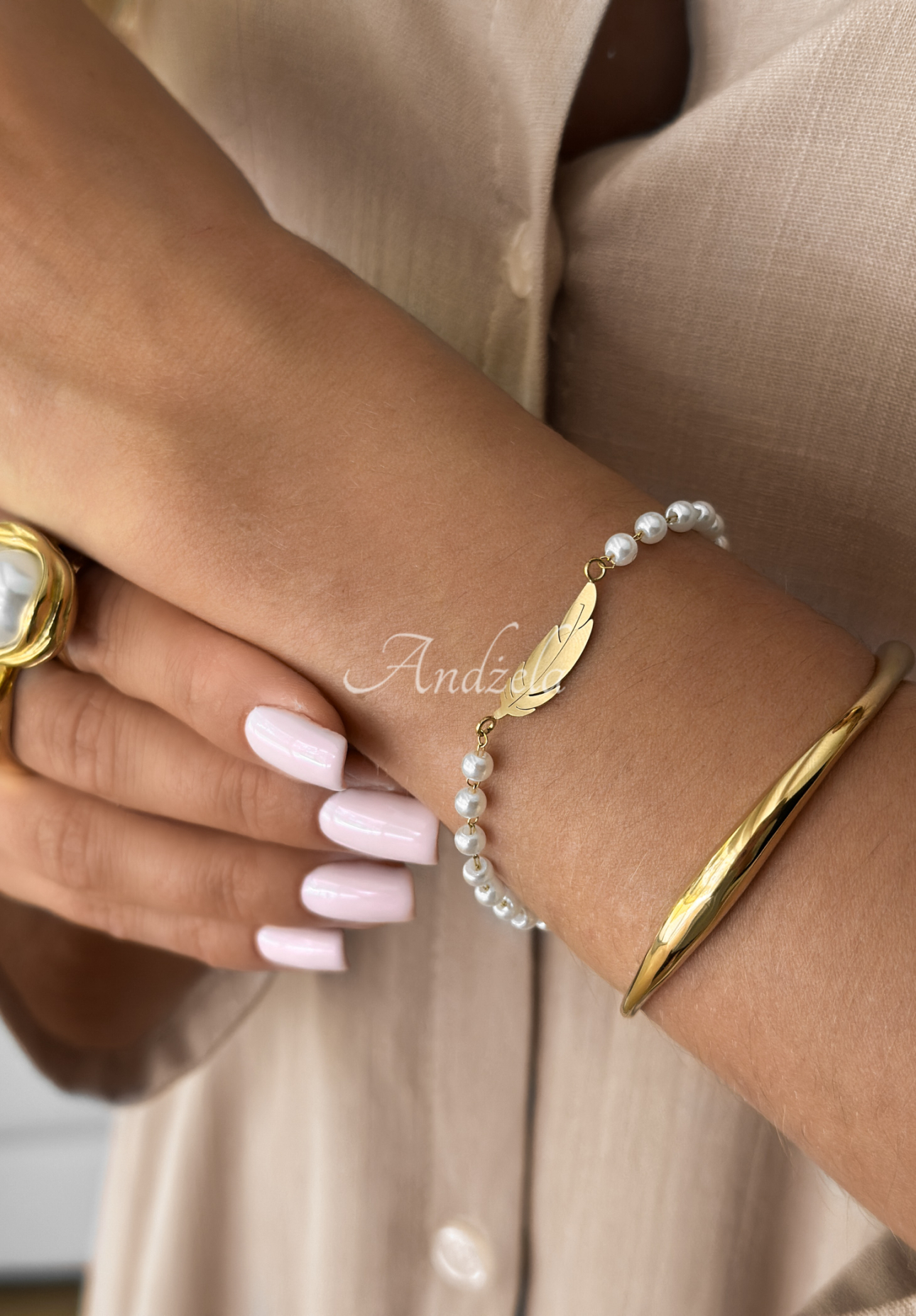 Náramek s perličkami Little Pearls And Feather zlatá