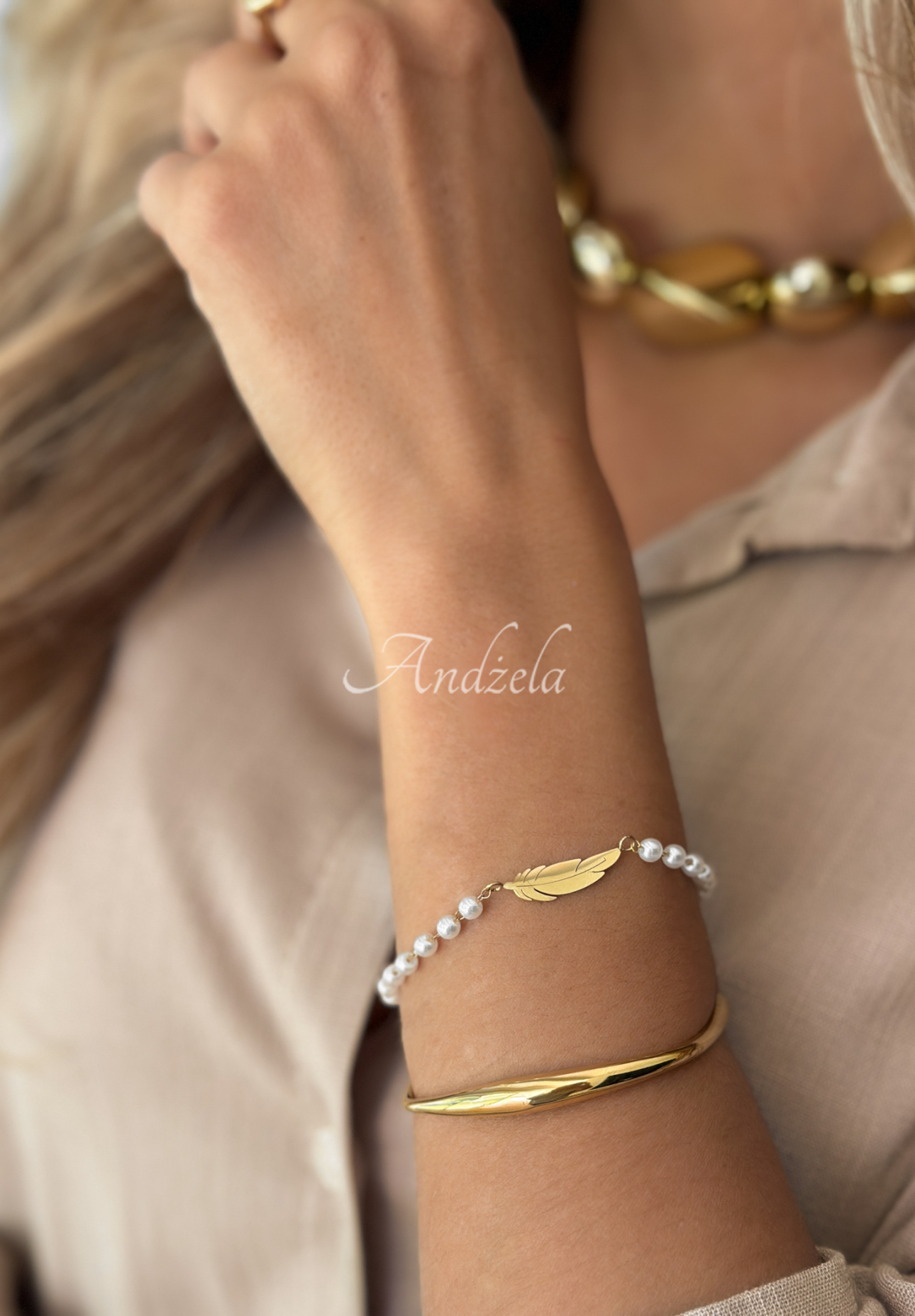 Náramek s perličkami Little Pearls And Feather zlatá