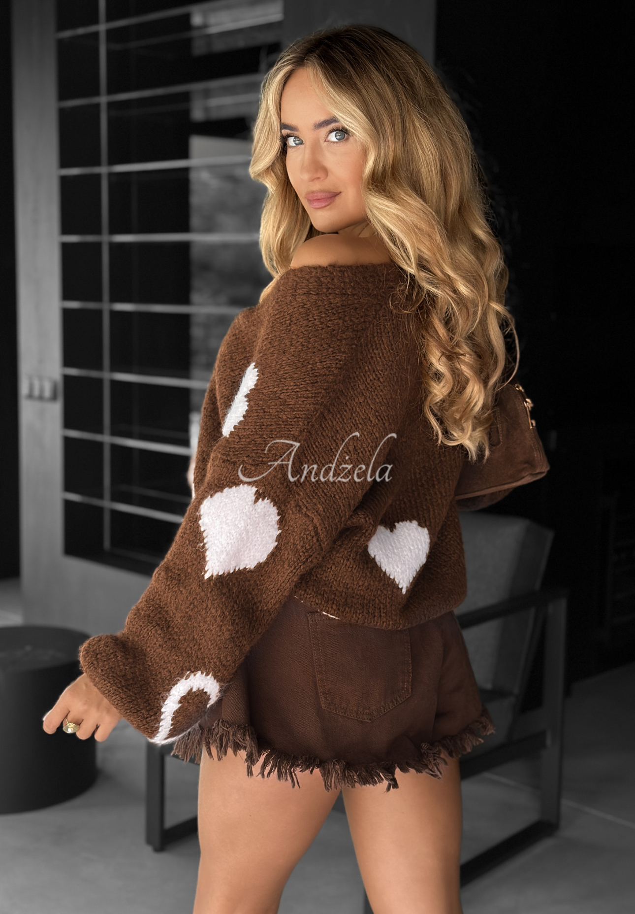 Krátký oversize kardigan se srdíčky Second Date čokoládový
