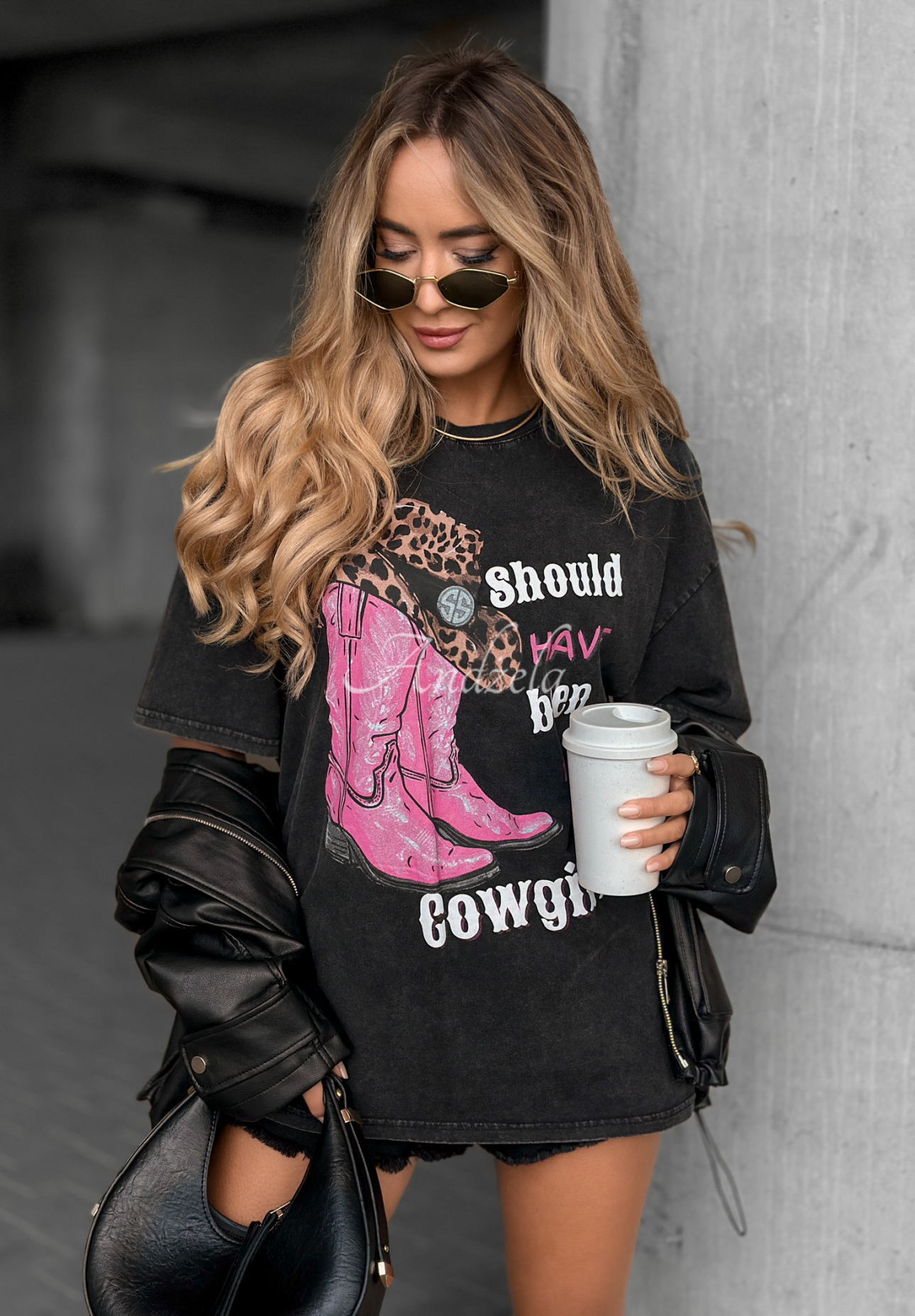 Tričko s potiskem A Cowgirl tmavě šedý