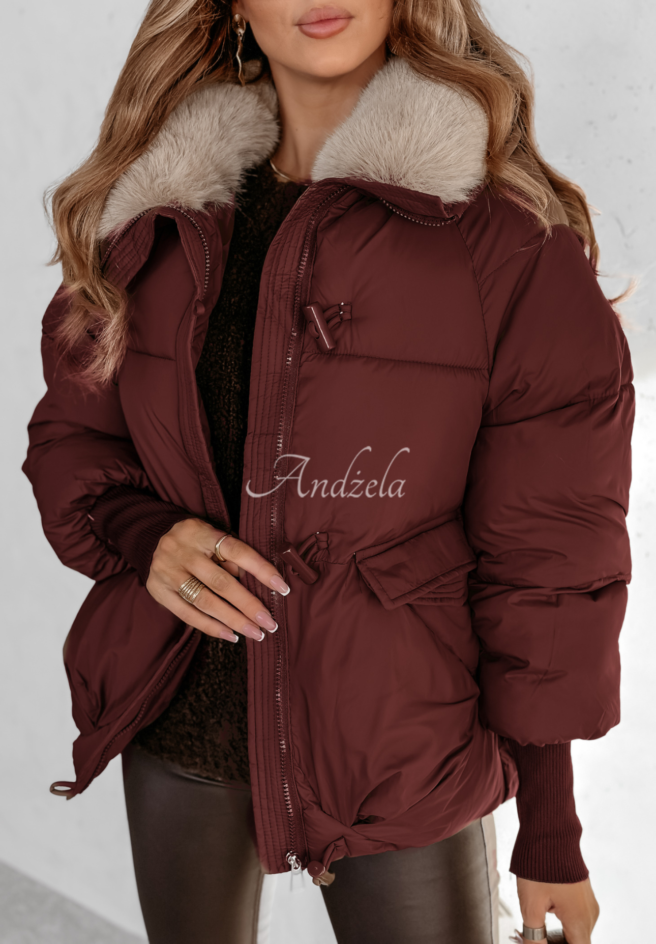 Krátká bunda s kožešinou Hello December vínová