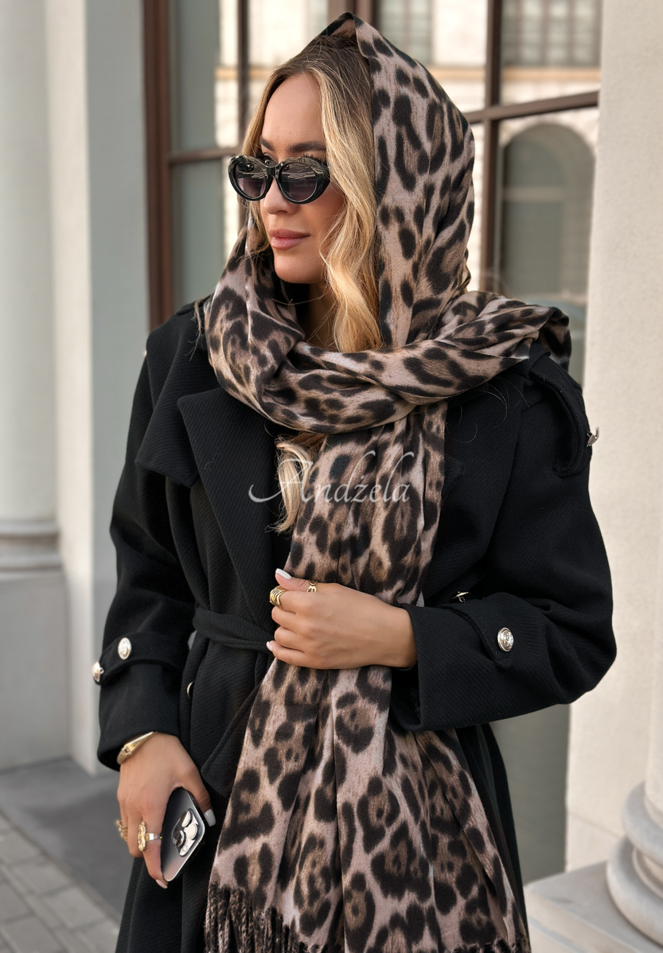 Šála s třásněmi s leopardím vzorem Still Mine béžovo-čokoládová