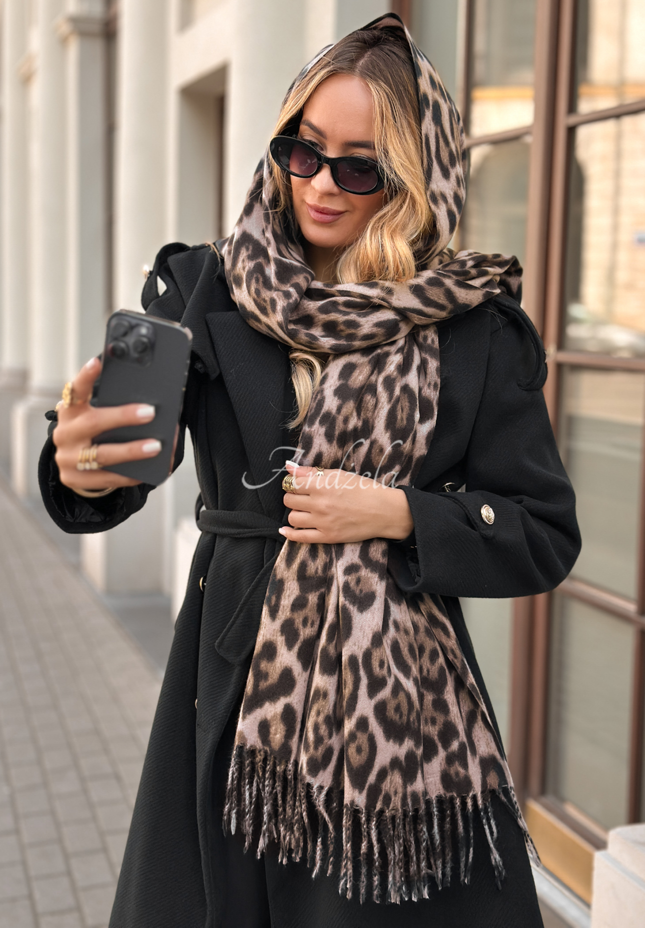 Šála s třásněmi s leopardím vzorem Still Mine béžovo-čokoládová