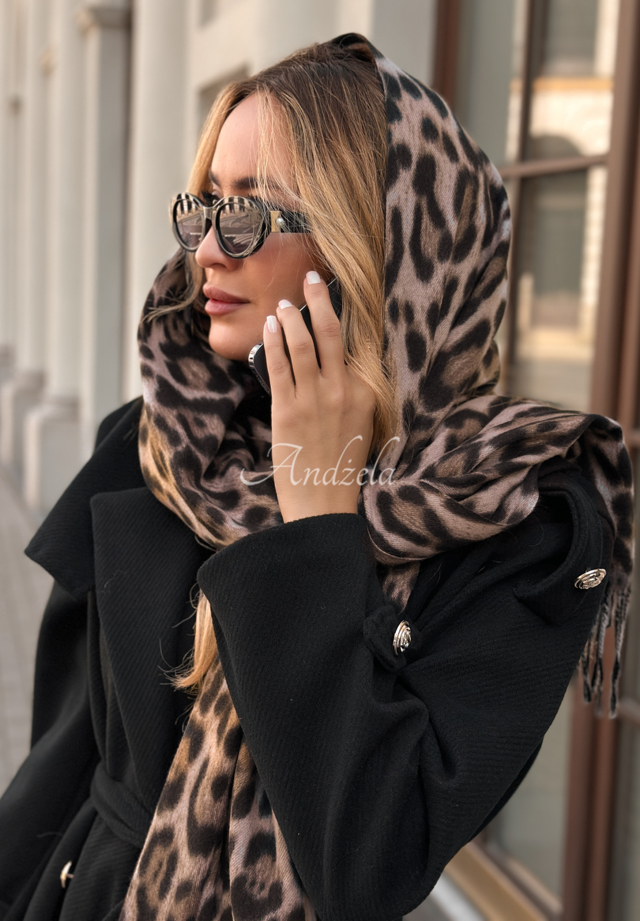 Šála s třásněmi s leopardím vzorem Still Mine béžovo-čokoládová
