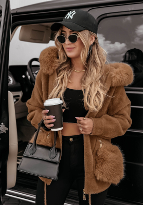 Kabát alpaka s kapucí a kožíškem Velvet Embrace světle čokoládová