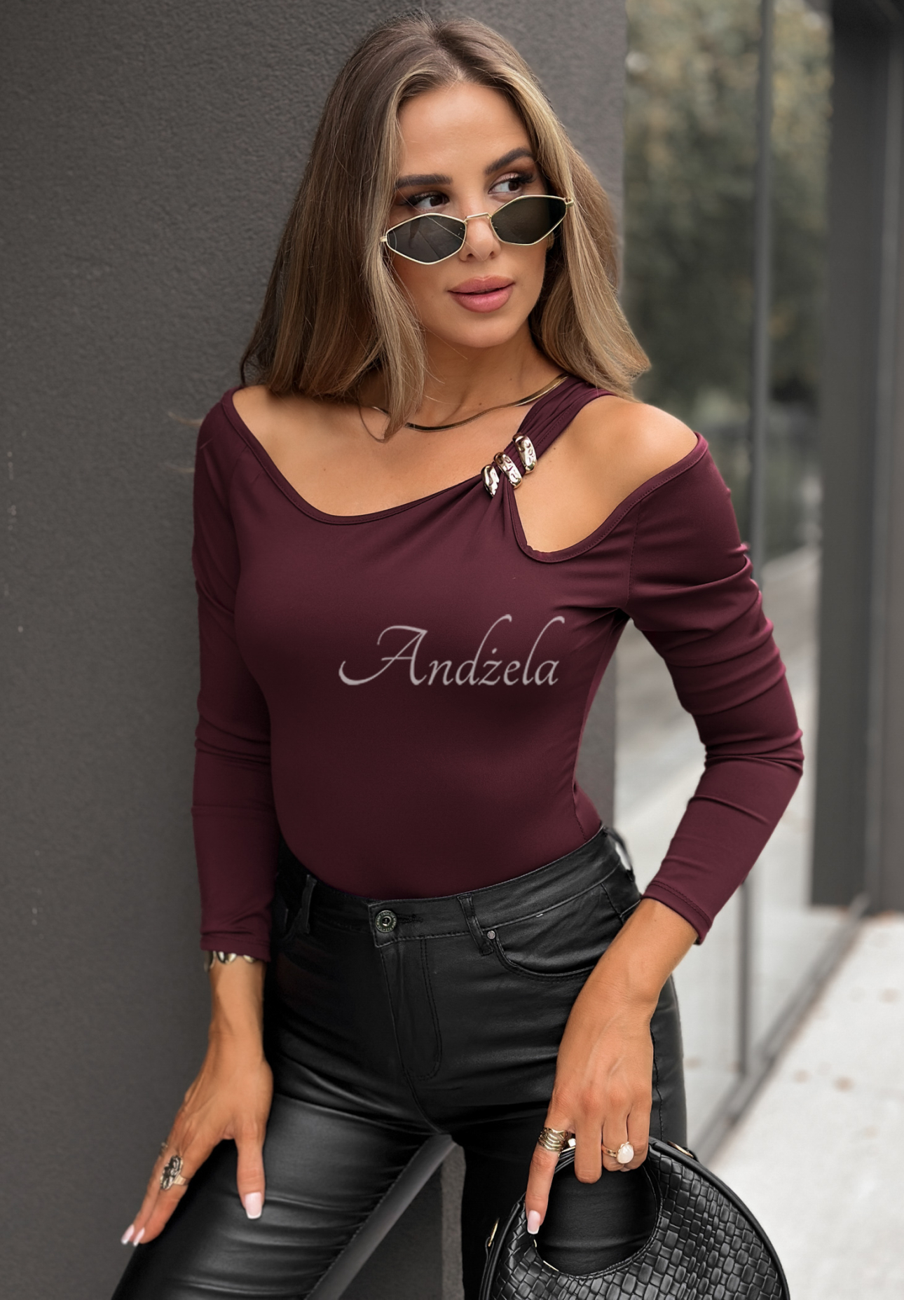 Body s odhalenými rameny Half True bordové