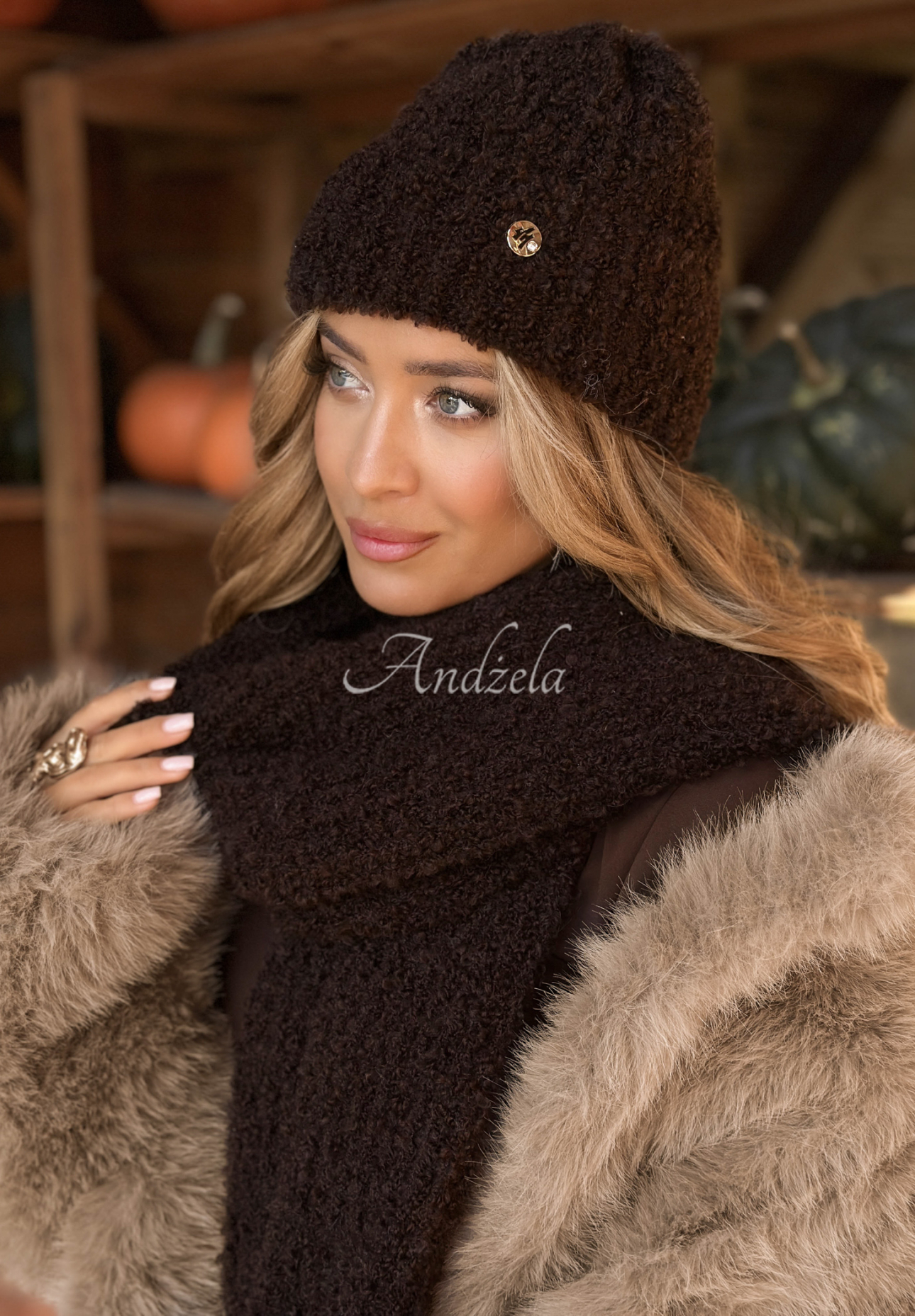 Šála boucle Winter Everywhere čokoládový