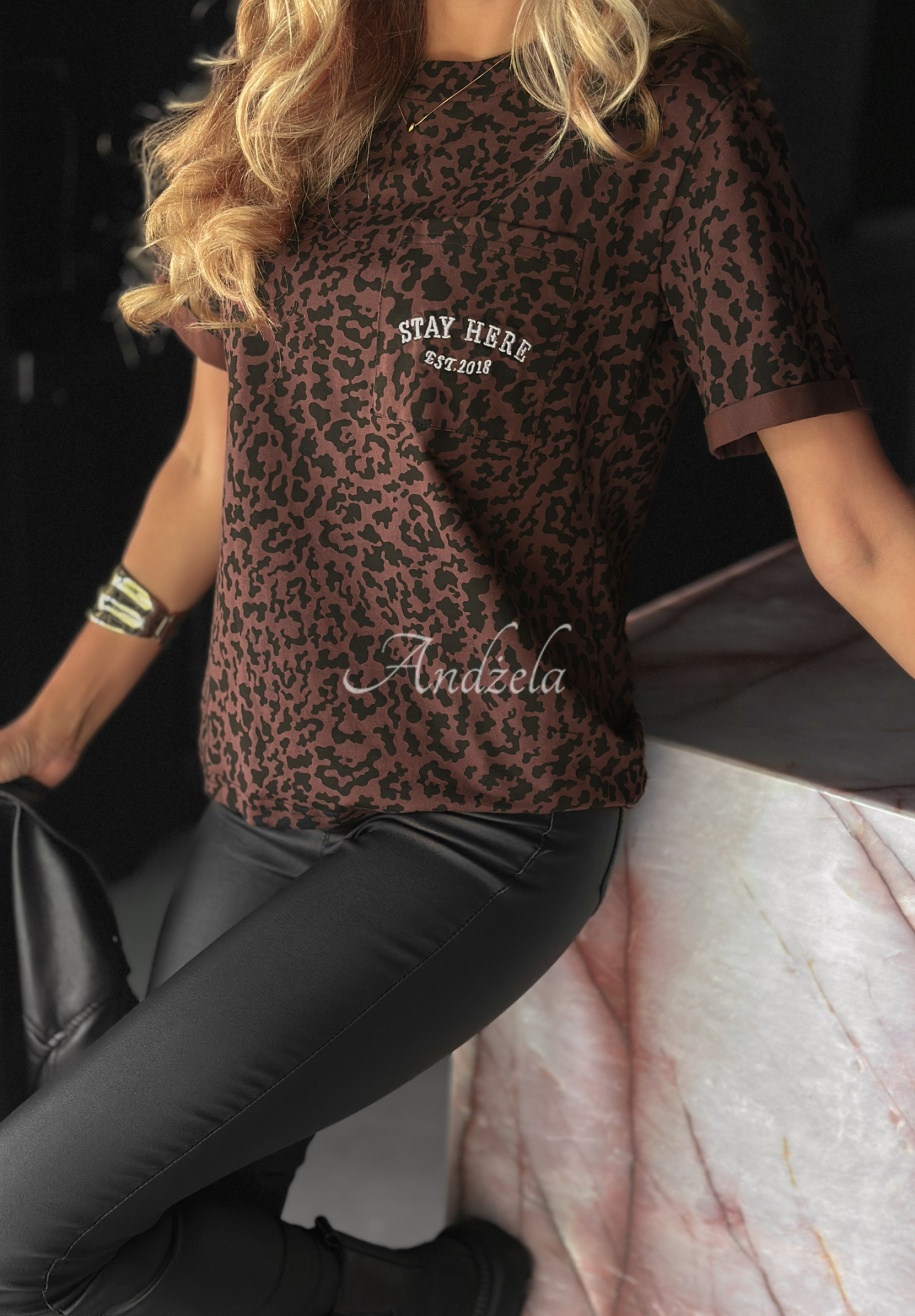 Tričko s leopardím vzorem Stay Here čokoládový