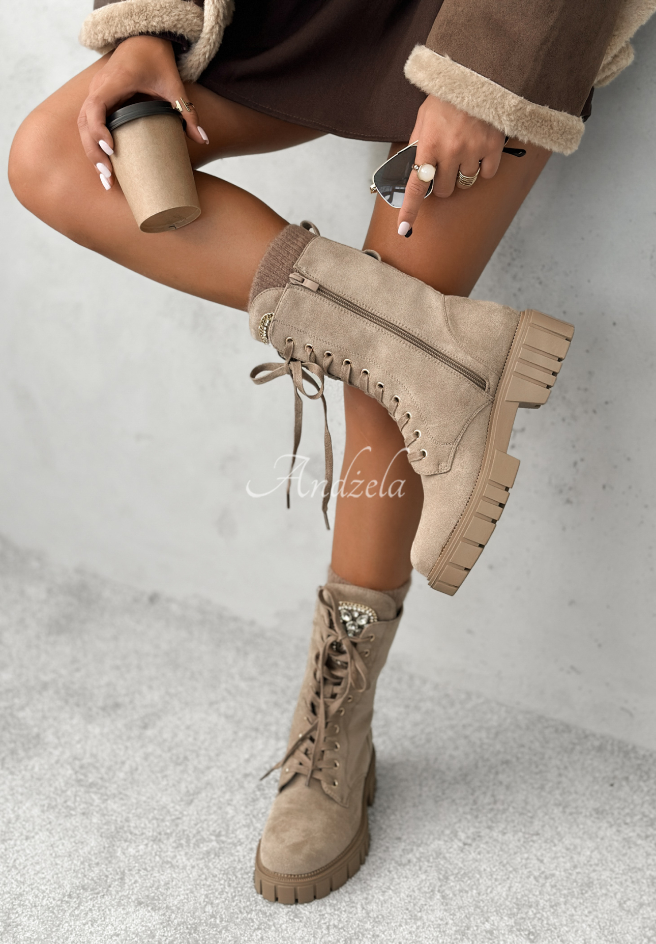 Šněrovací semišové kotníkové boty s krystalky Miles Of Style béžové