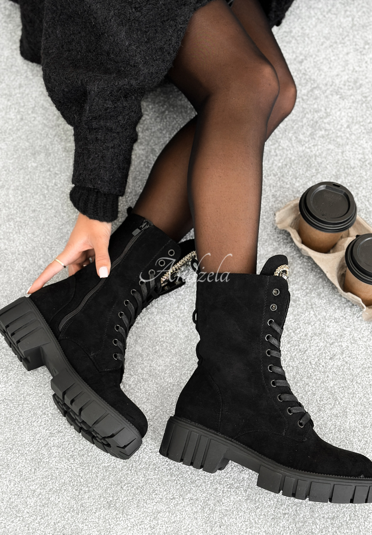 Šněrovací semišové kotníkové boty s krystalky Miles Of Style černé