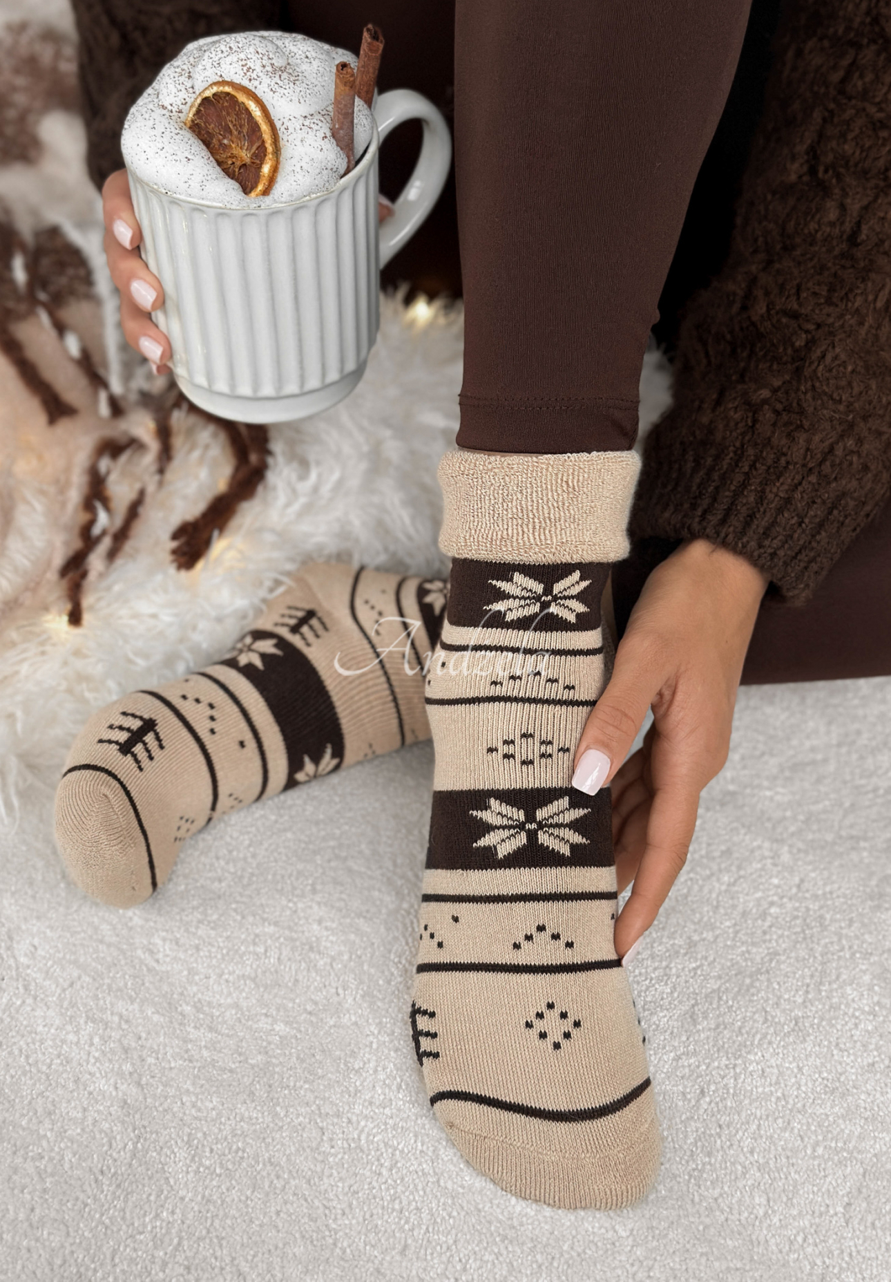 Dlouhé ponožky se vzory Winter Steps béžovo-čokoládové