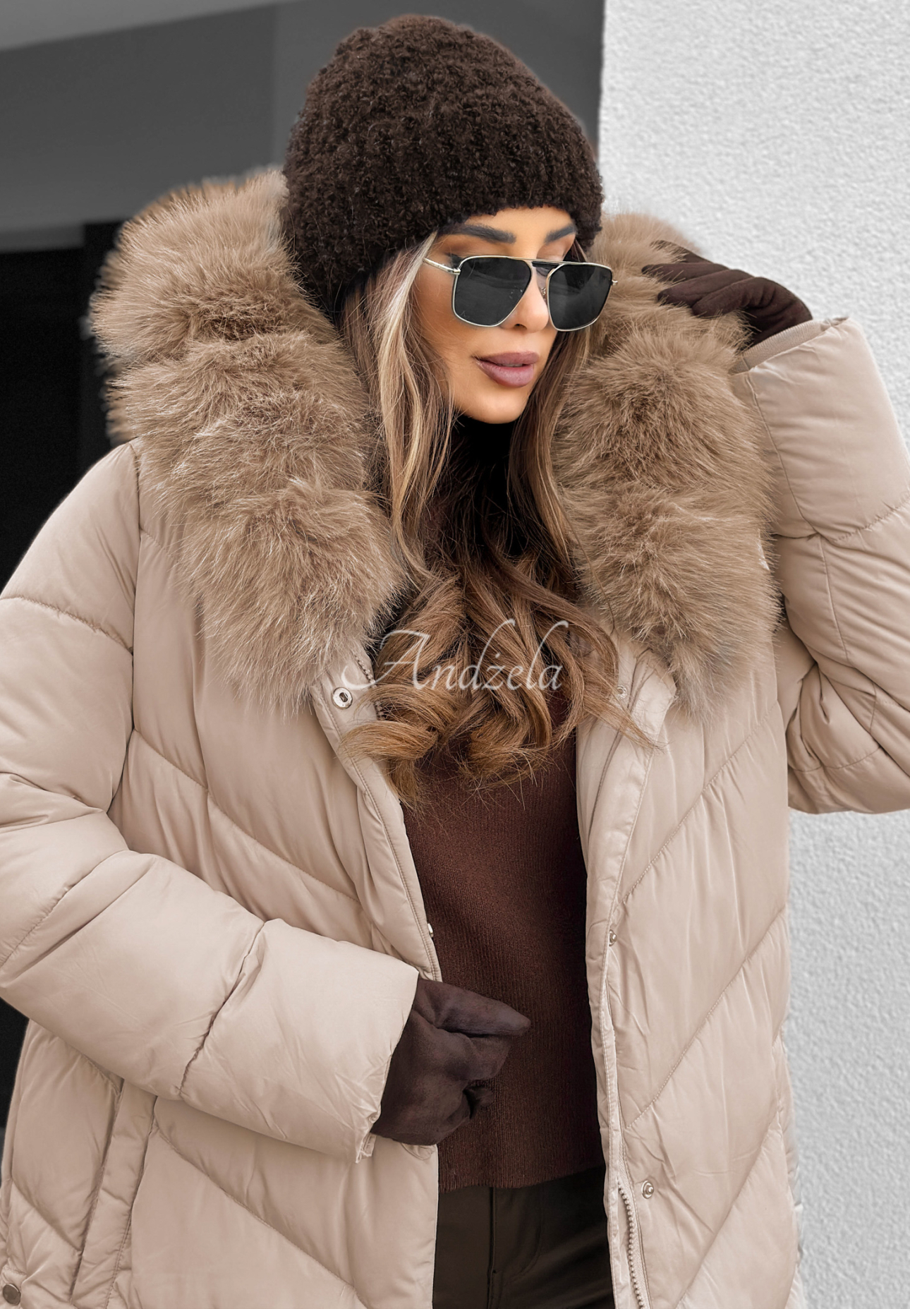 Dlouhá prošívaná bunda s kožíškem Wintery Affection béžová