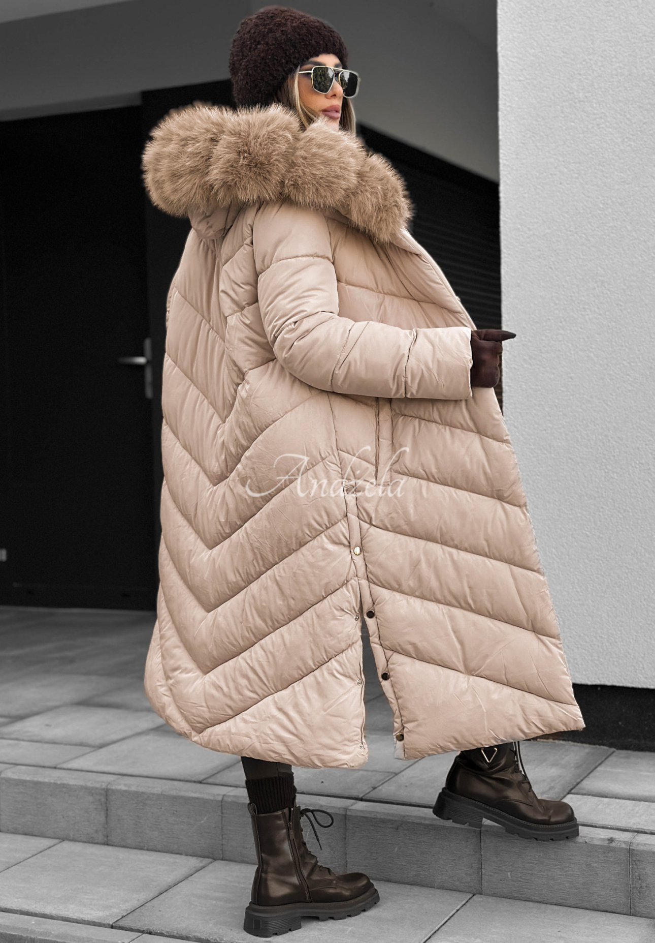 Dlouhá prošívaná bunda s kožíškem Wintery Affection béžová