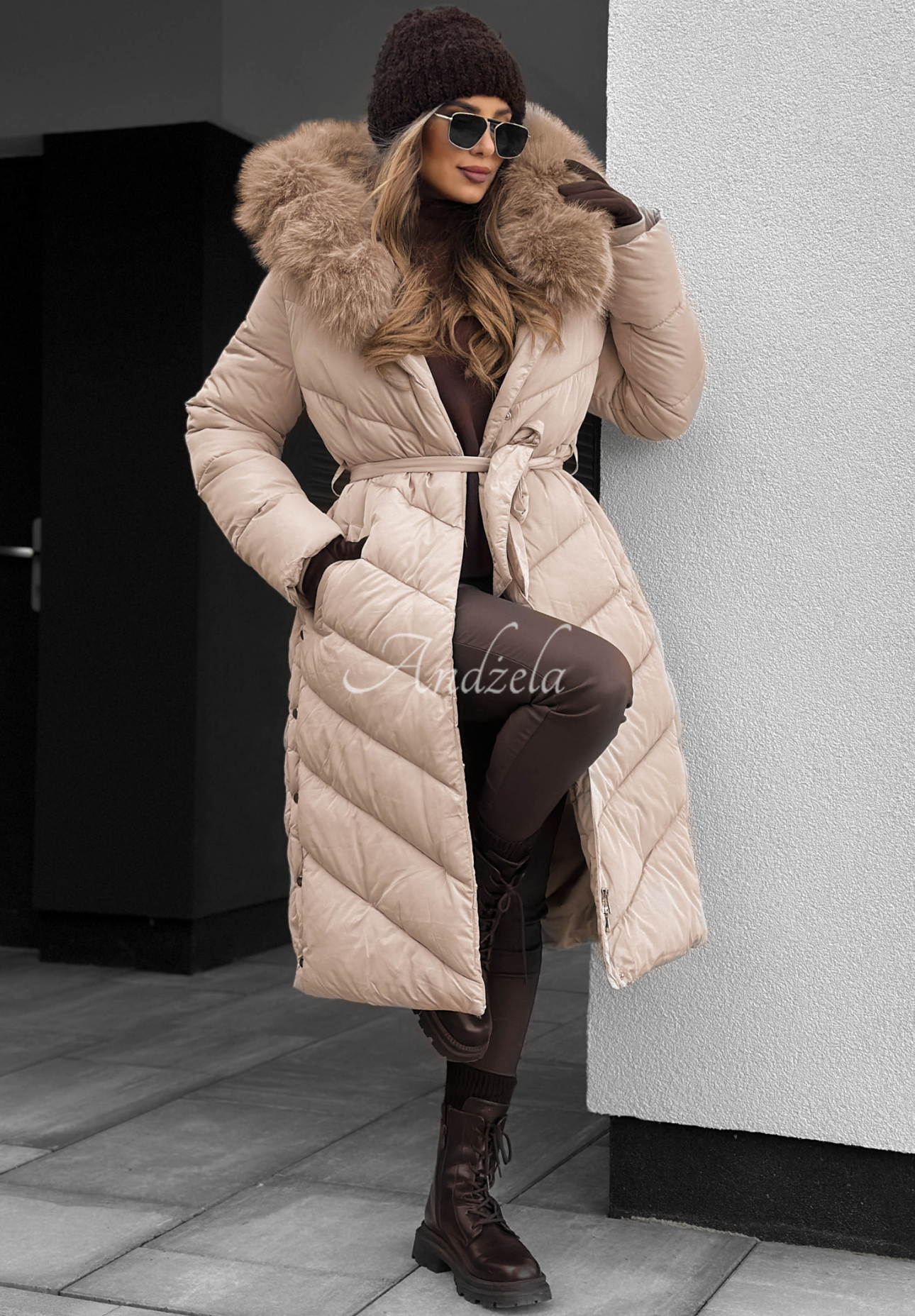 Dlouhá prošívaná bunda s kožíškem Wintery Affection béžová