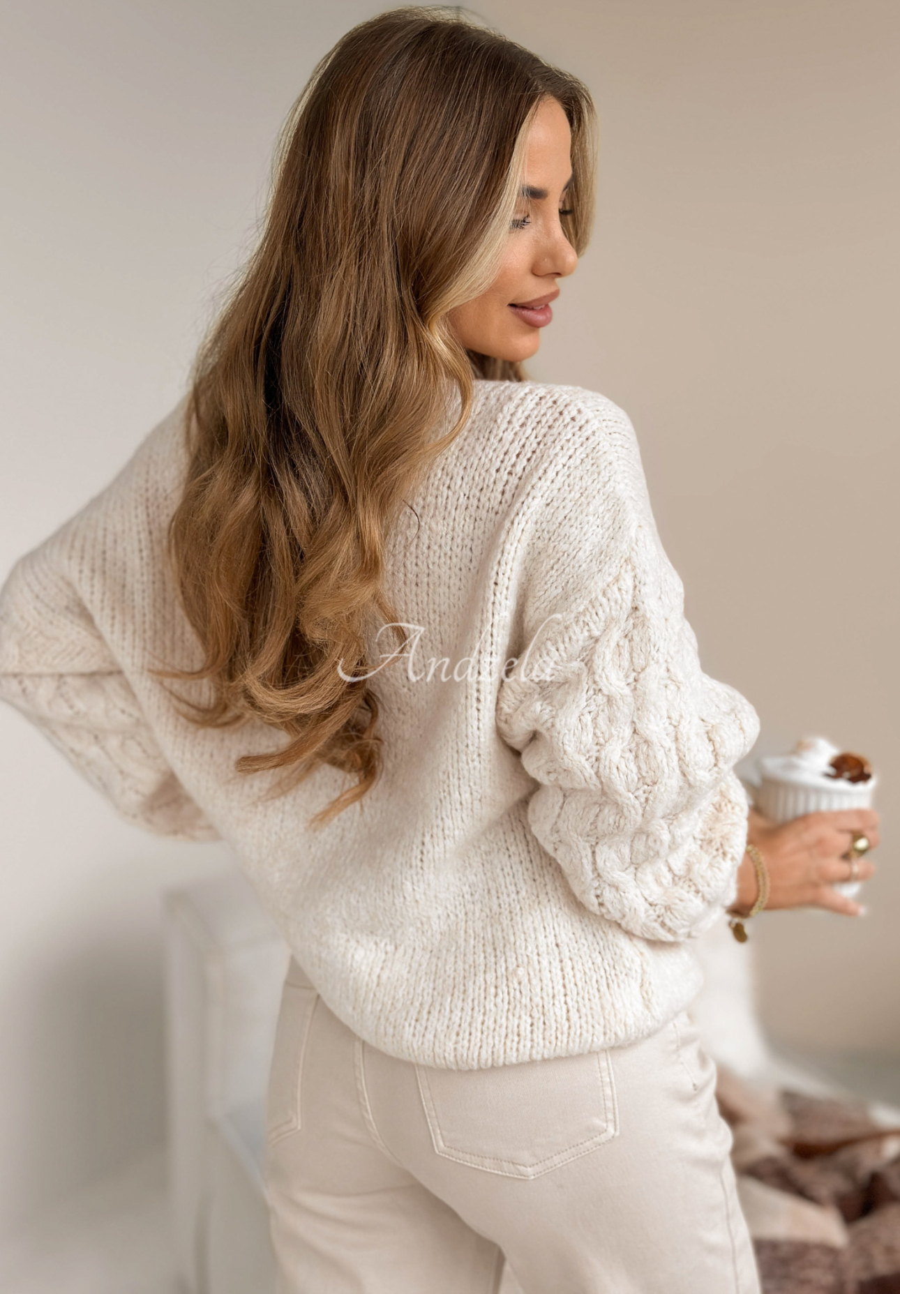 Svetr s pletenými rukávy s vlnou Braided Twirls béžový
