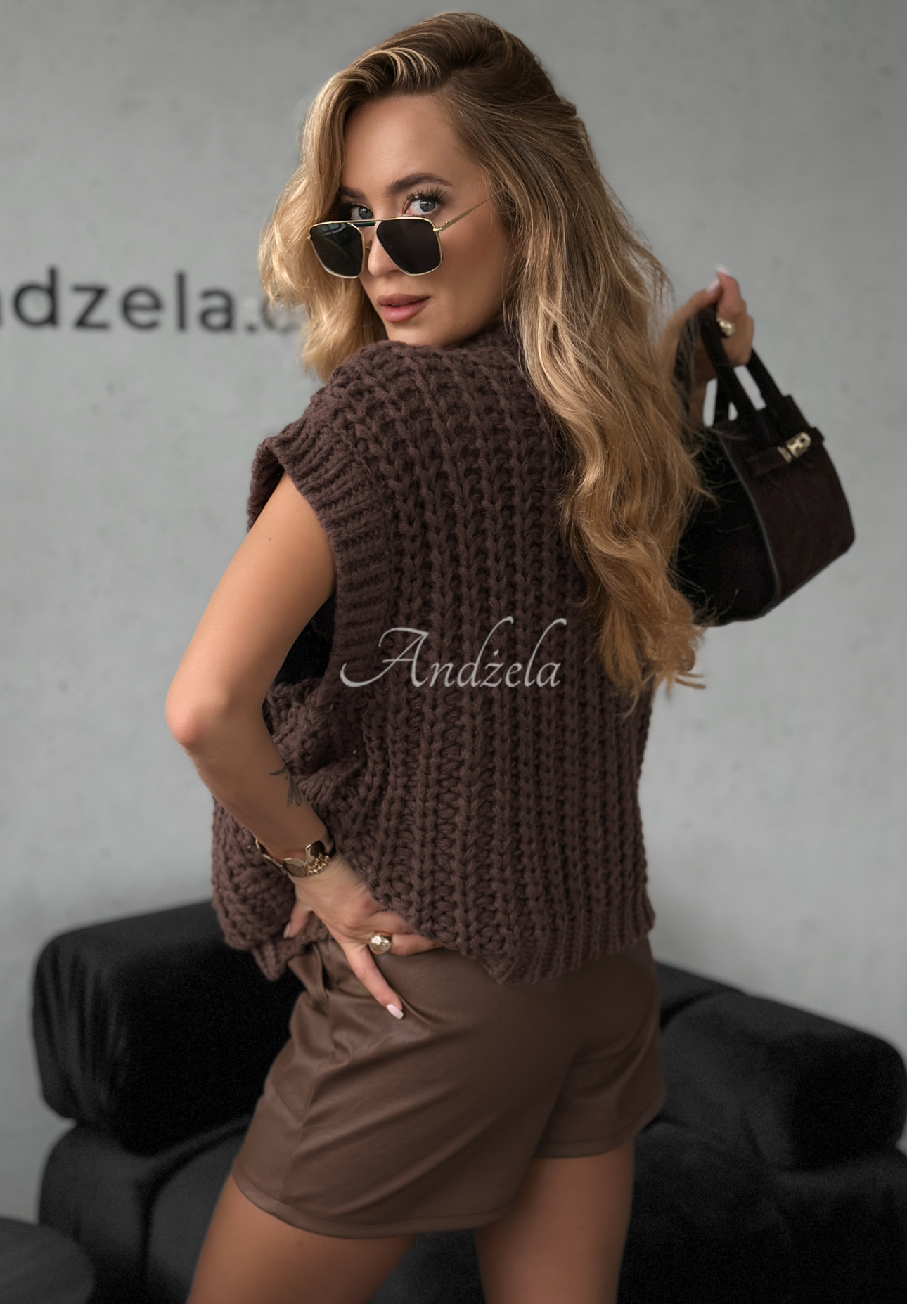 Krátká pletená vesta s knoflíky Autumn Lovers čokoládová