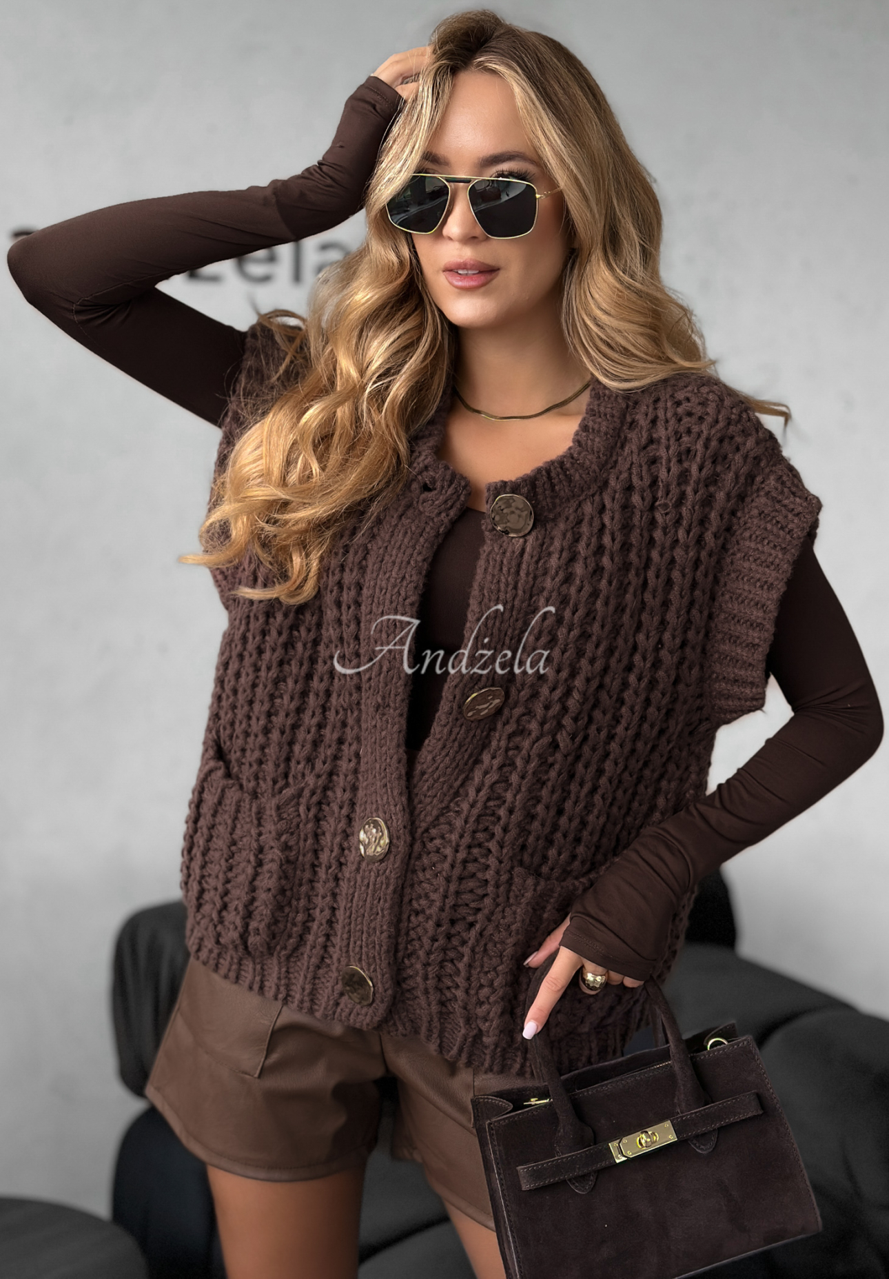 Krátká pletená vesta s knoflíky Autumn Lovers čokoládová