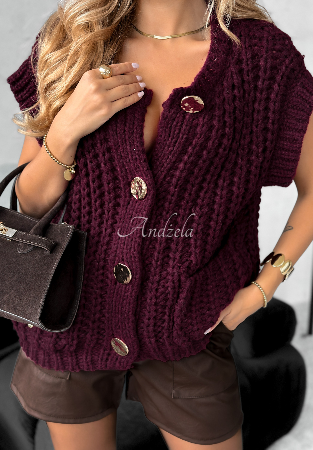 Krátká pletená vesta s knoflíky Autumn Lovers vínová