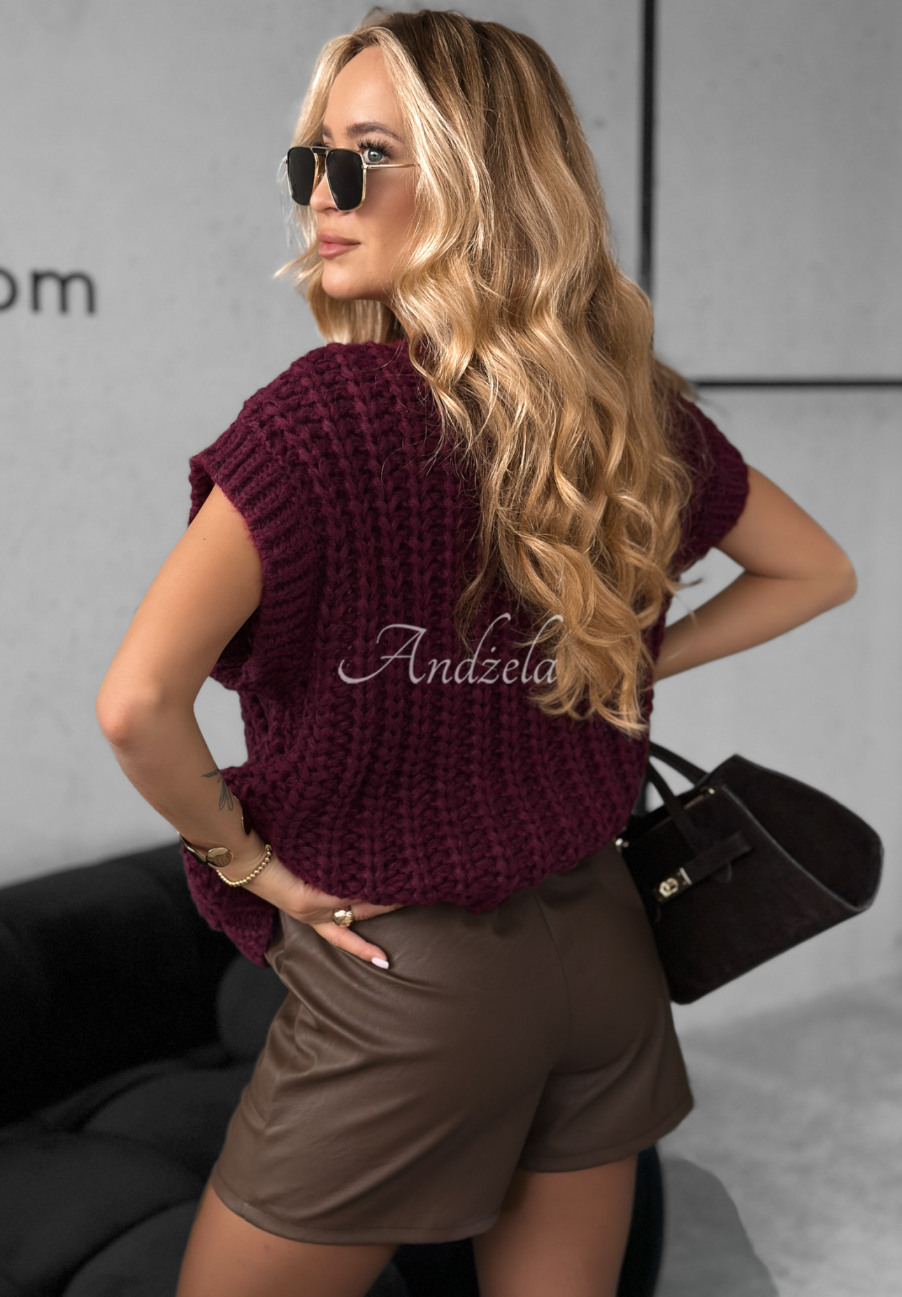 Krátká pletená vesta s knoflíky Autumn Lovers vínová