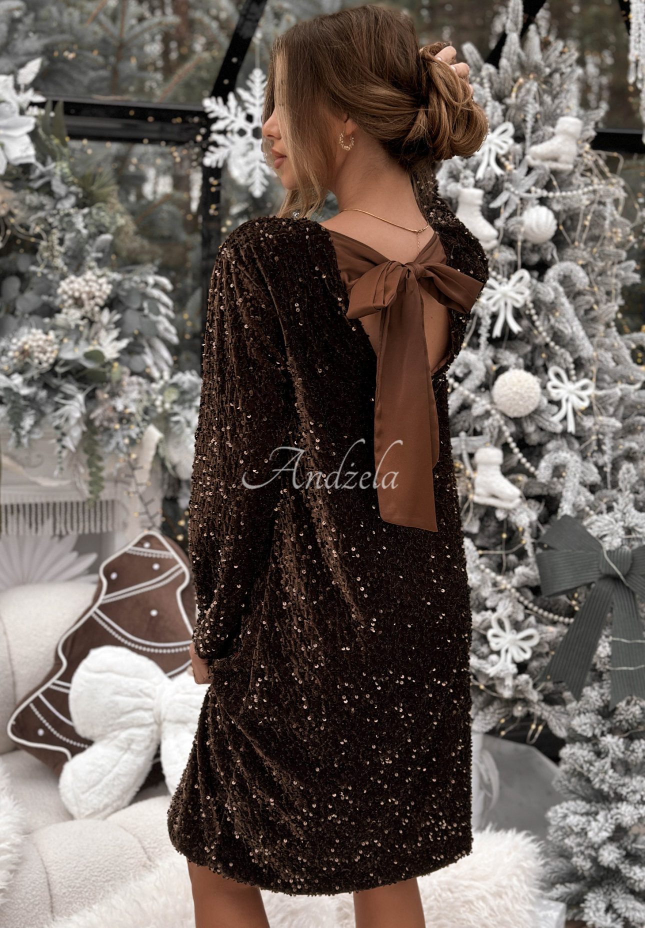 Flitrované šaty s mašlí na zádech Santa&#039;s Delight čokoládová