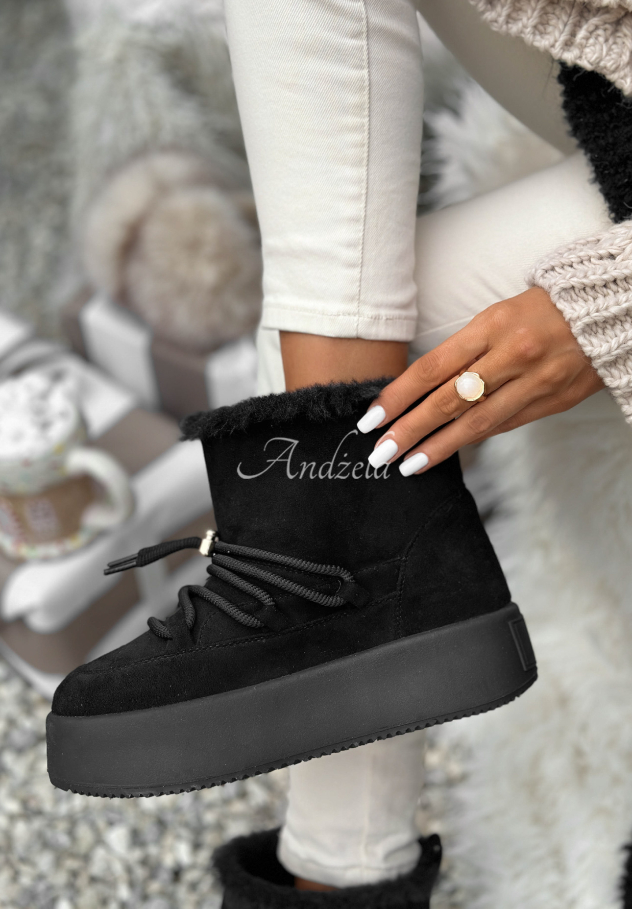 Krátké semišové sněhule se šněrováním Cold As Ice černé