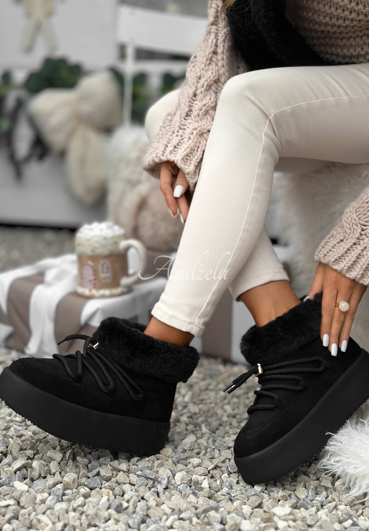 Krátké semišové sněhule se šněrováním Cold As Ice černé