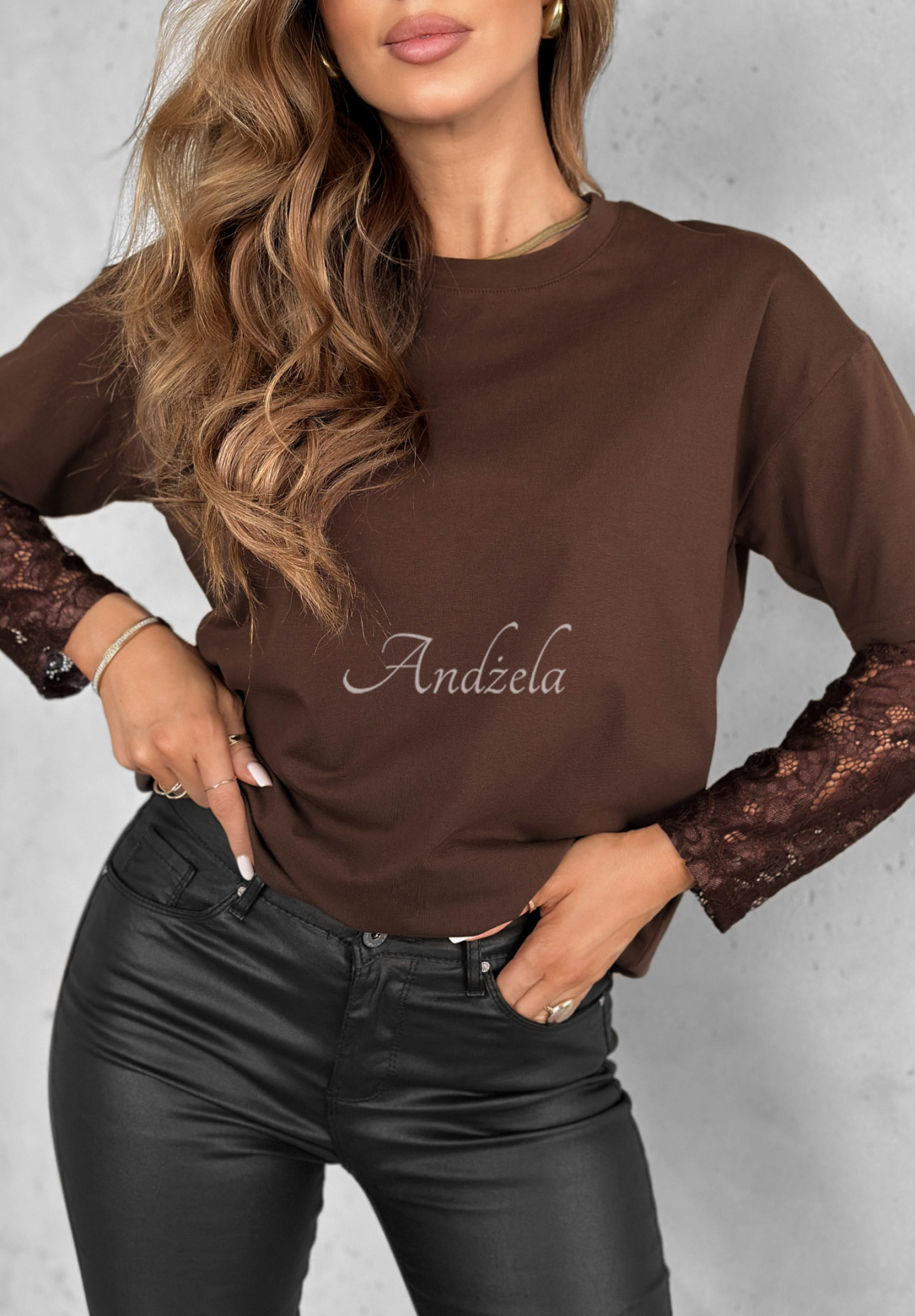 Tričko s krajkovými rukávy The Only Thing čokoládová