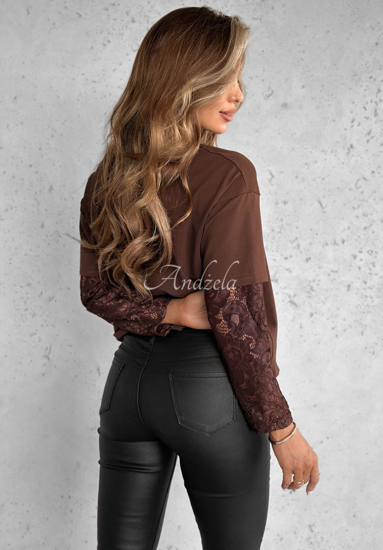 Tričko s krajkovými rukávy The Only Thing čokoládová