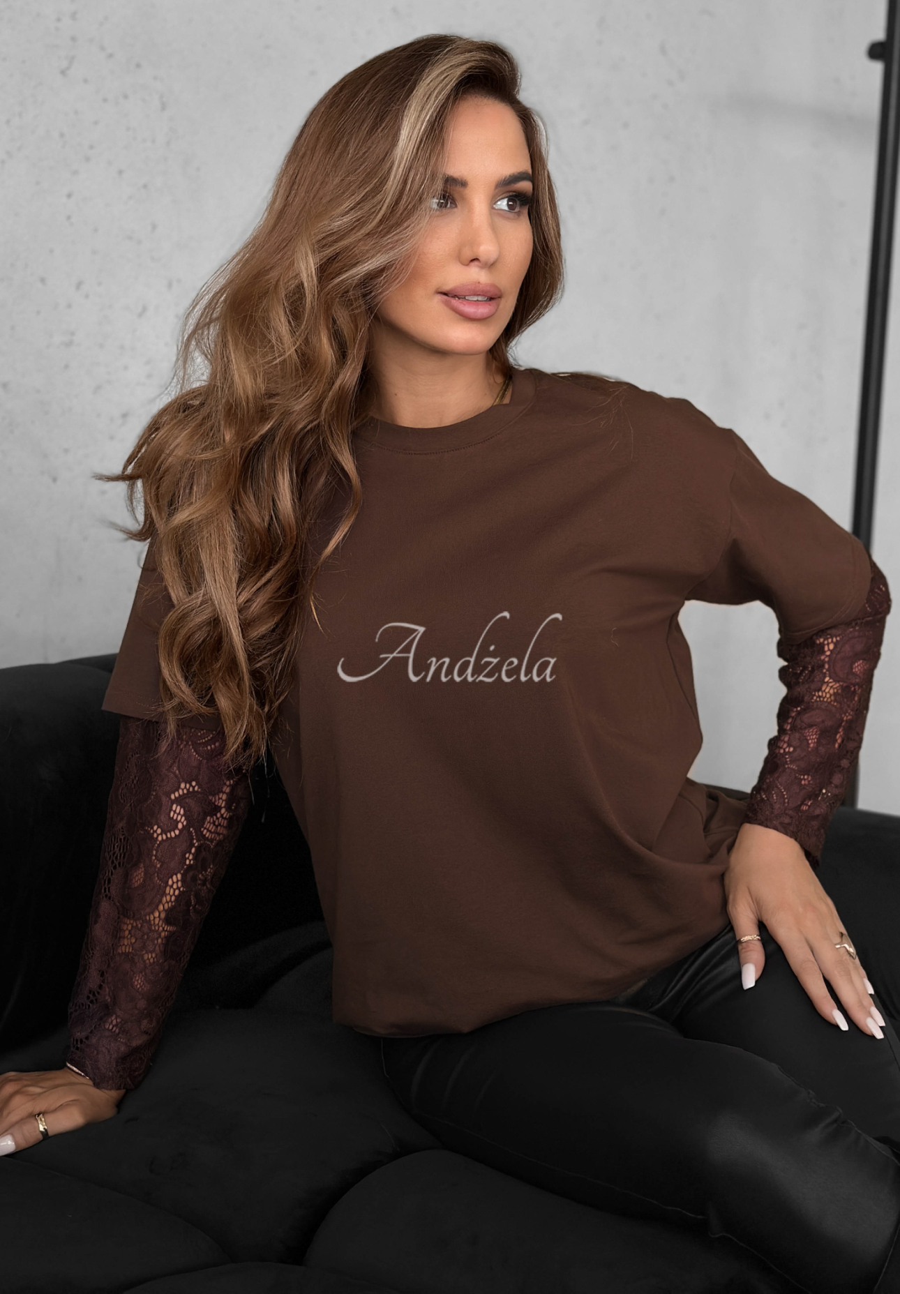 Tričko s krajkovými rukávy The Only Thing čokoládová