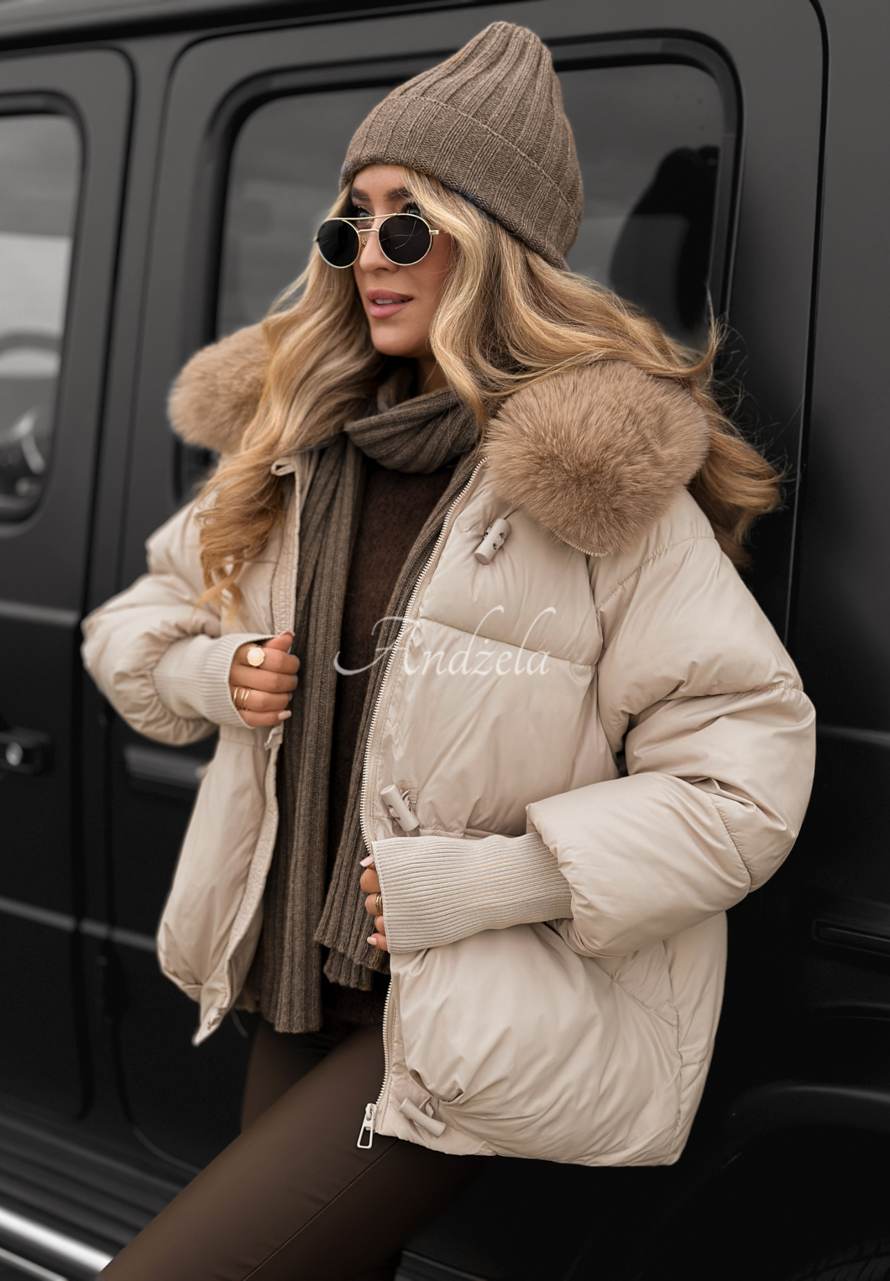 Prošívaná bunda s kapucí a kožíškem Little Snowman béžová