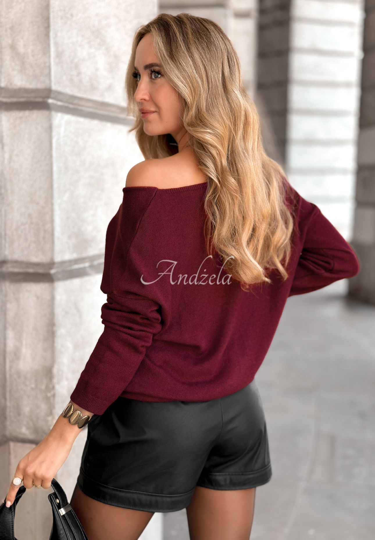 Lehký svetr s výstřihem Sensibility vínový