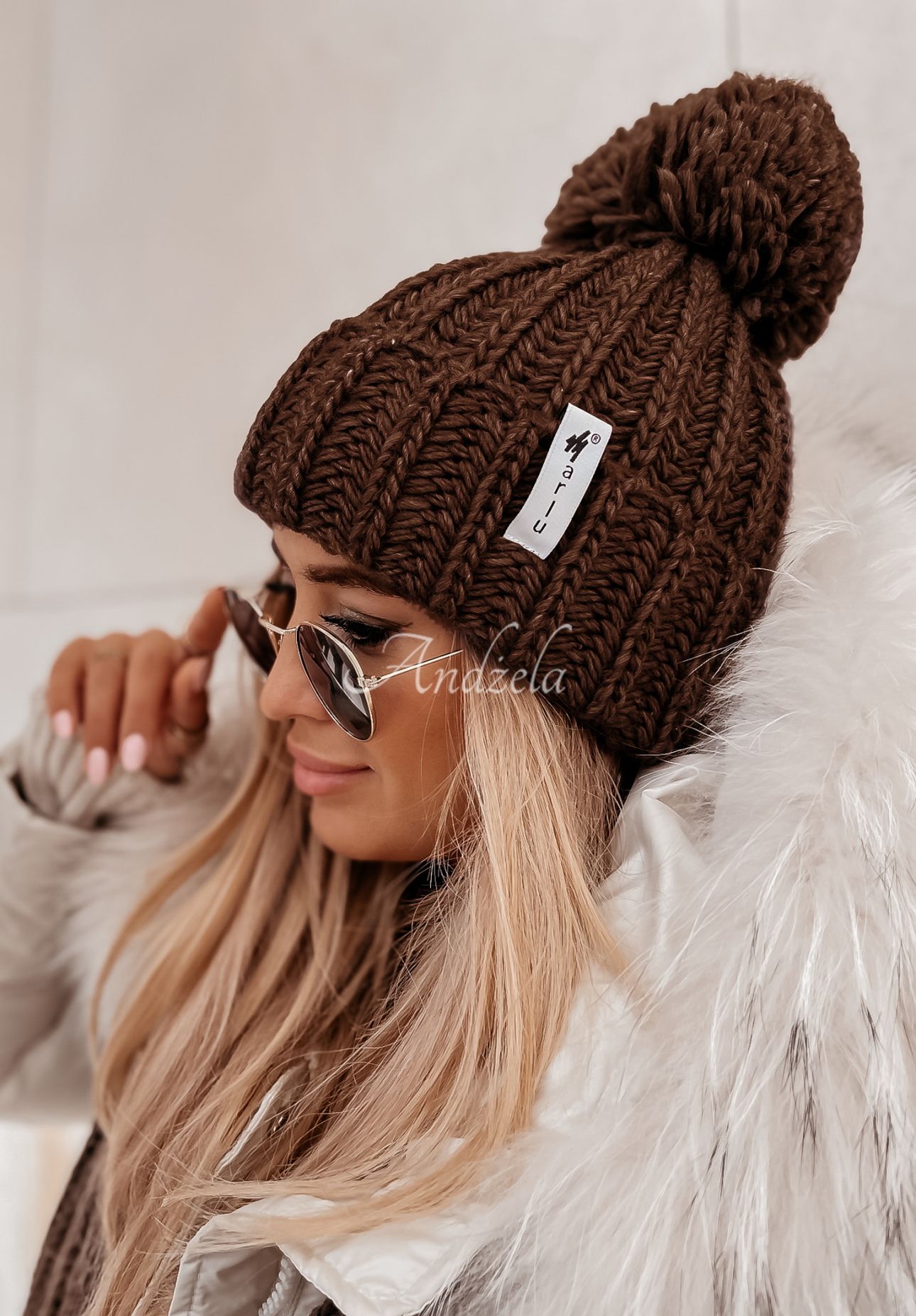 Pletená čepice s bambulí Laponia tmavě čokoládove