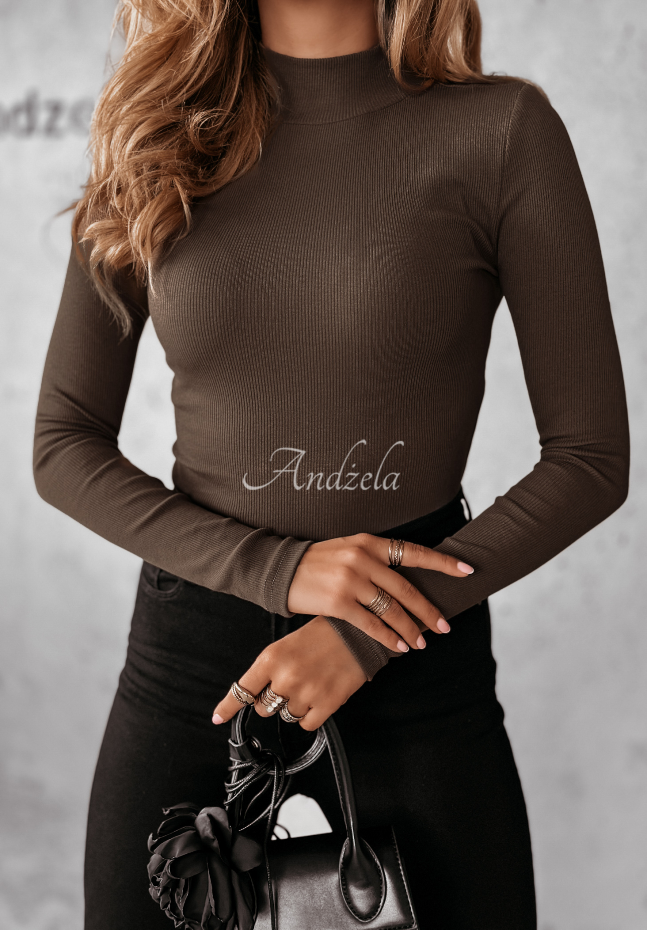 Vroubkovaná halenka s polovičním rolákem Believe In Tomorrow tmavě čokoládove