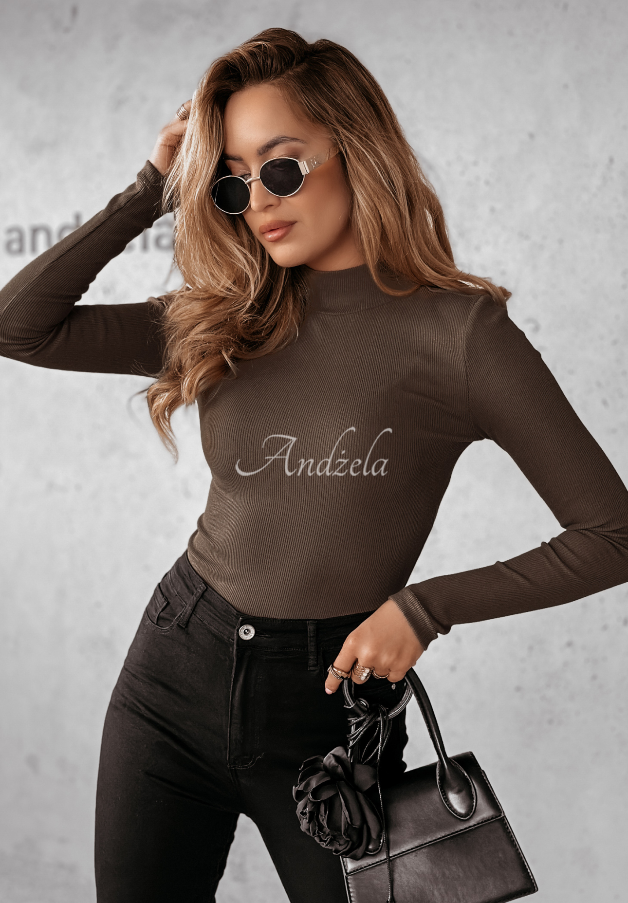 Vroubkovaná halenka s polovičním rolákem Believe In Tomorrow tmavě čokoládove