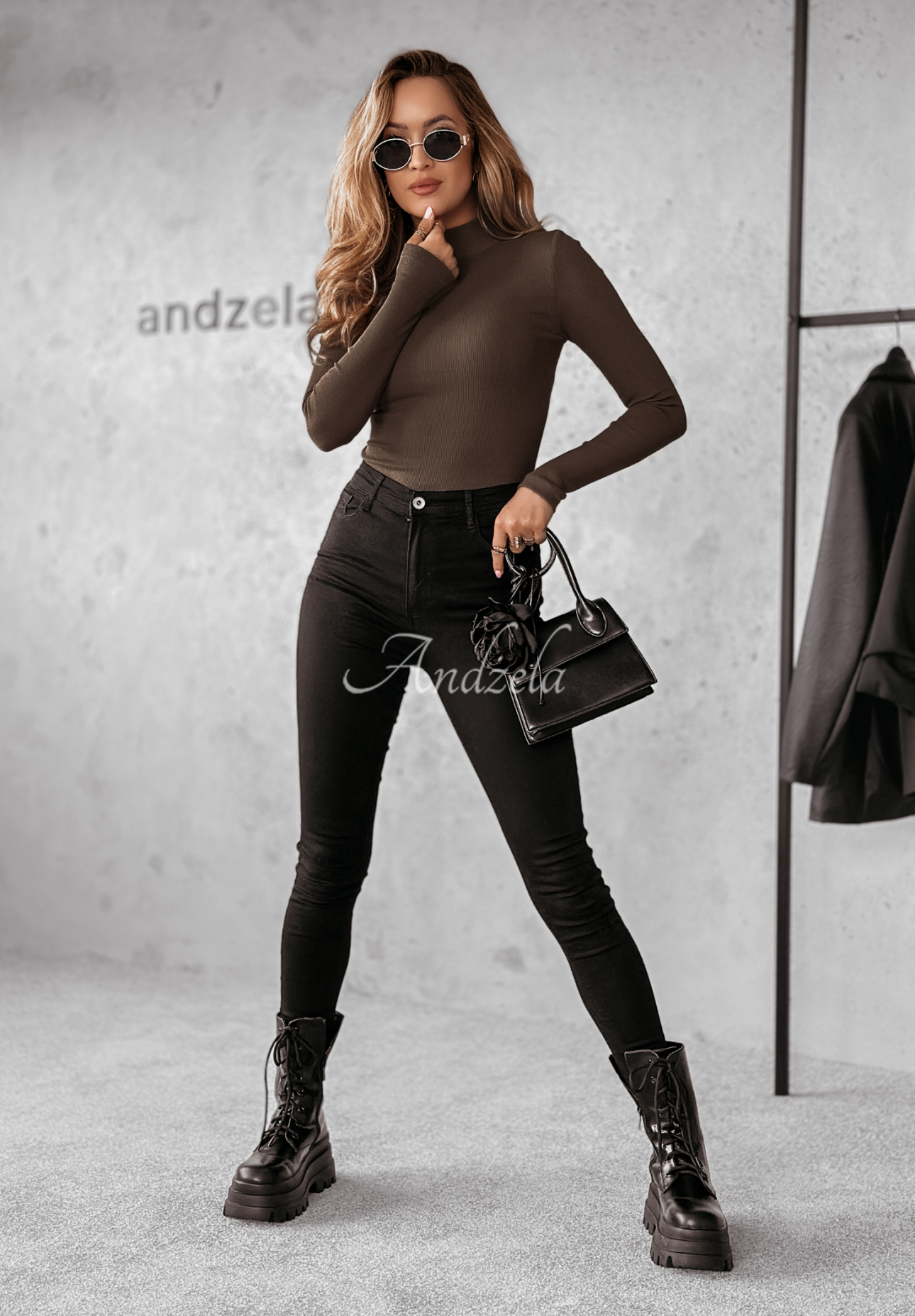 Vroubkovaná halenka s polovičním rolákem Believe In Tomorrow tmavě čokoládove