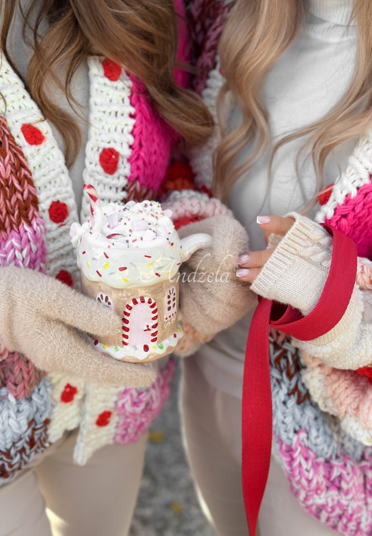 Krátký ozdobně pletený kardigan Cup Of Hot růžovo-béžový