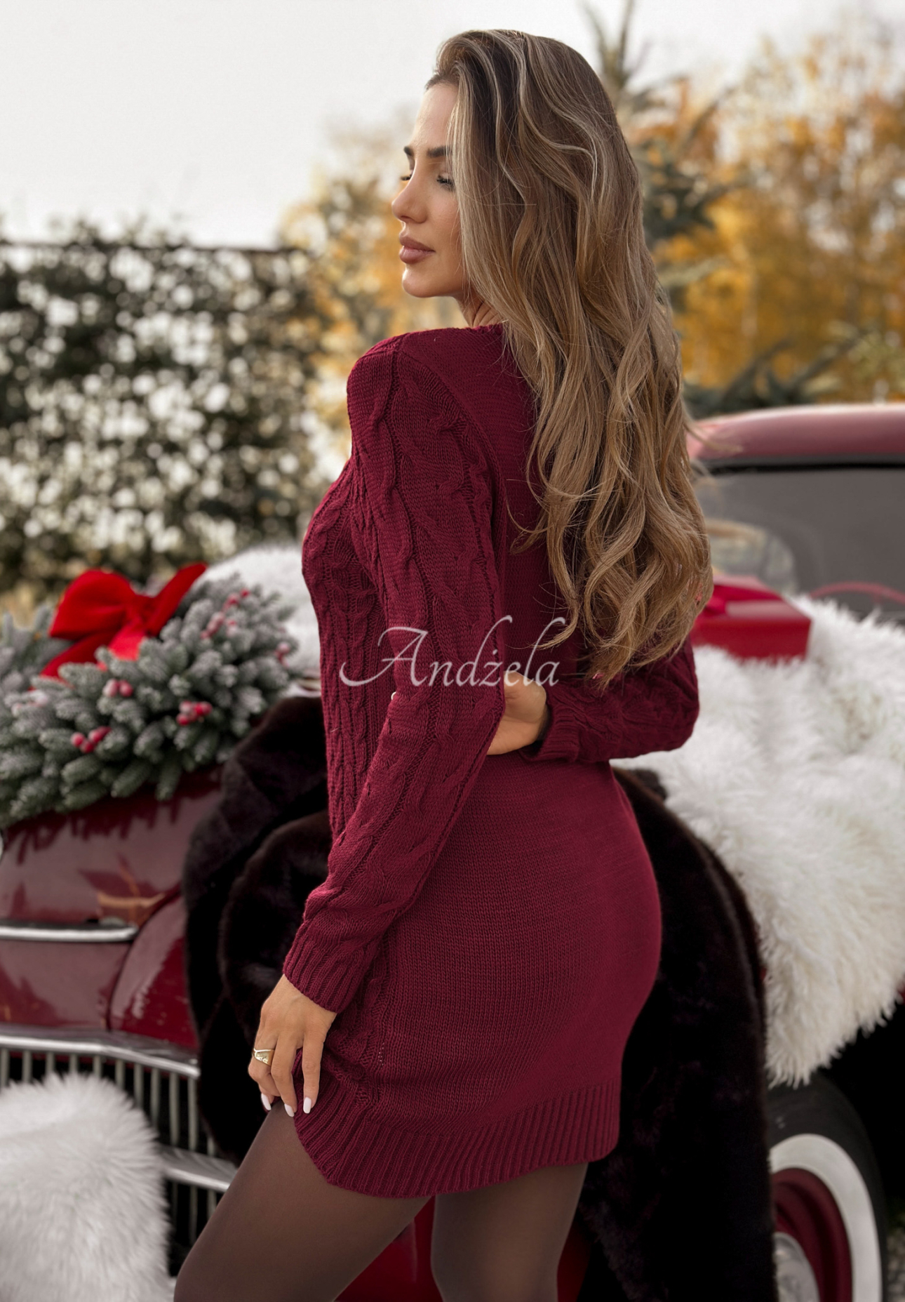 Ozdobně pletené svetrové šaty Now Speak vínová