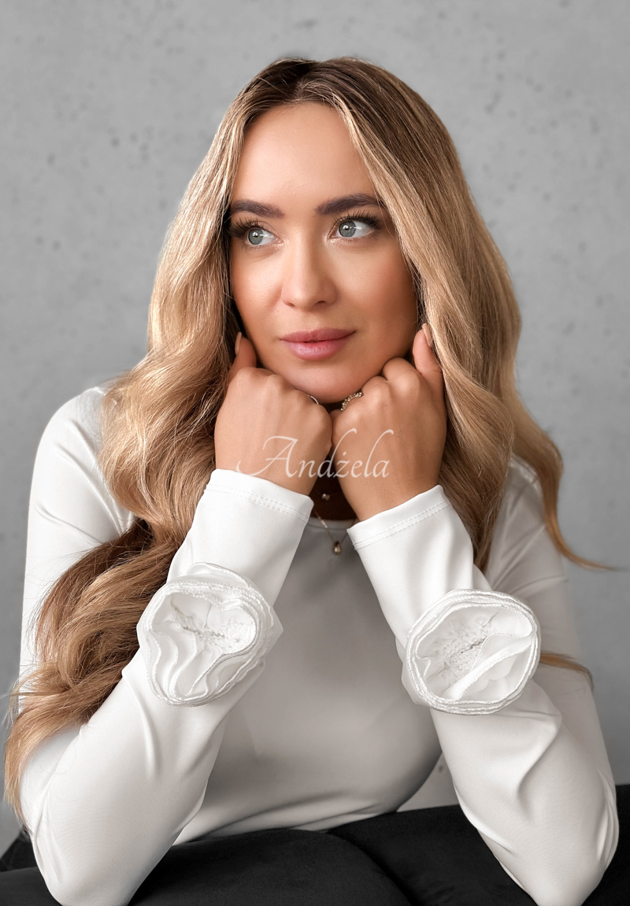 Halenka se zdobnými růžemi Rose All Day Bílá