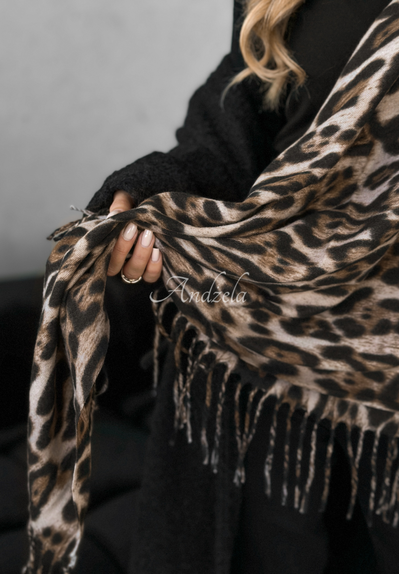 Viskózový šátek s třásněmi v leopardím vzoru Wild Cold béžovo-černý