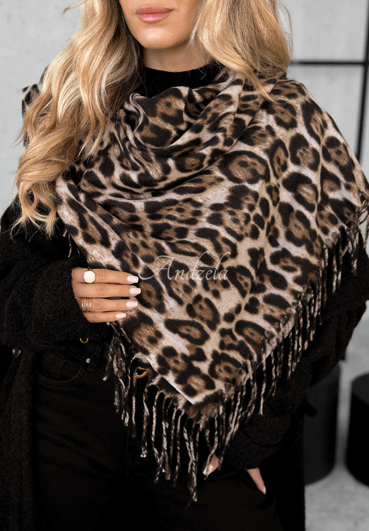 Viskózový šátek s třásněmi v leopardím vzoru Wild Cold béžovo-černý