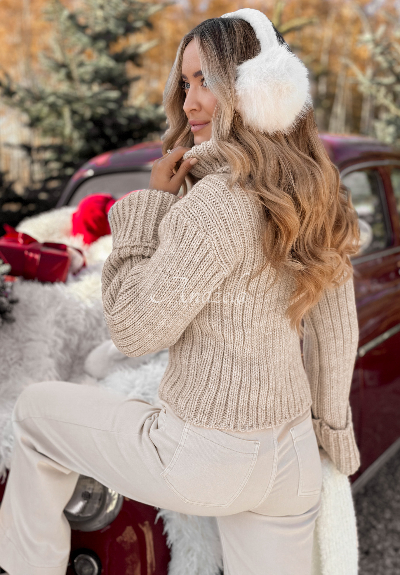 Krátký svetr s rolákem a vlnou We Take Chances béžový