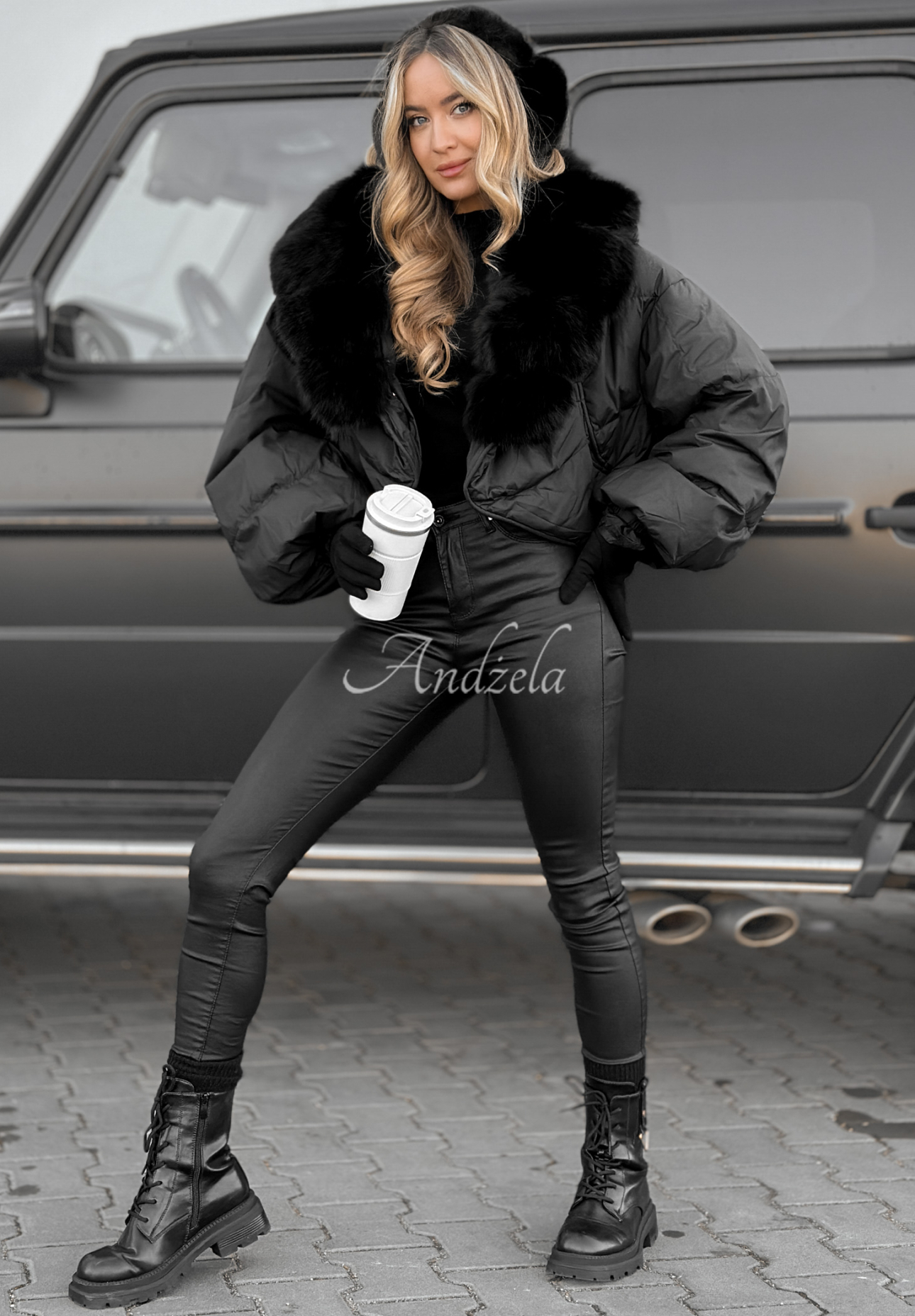 Krátká péřová bunda s kožíškem Snow Thanks černá