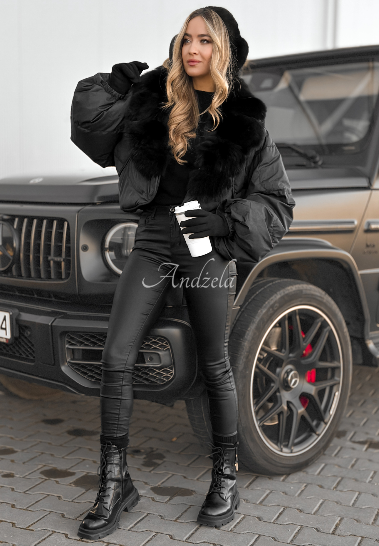 Krátká péřová bunda s kožíškem Snow Thanks černá