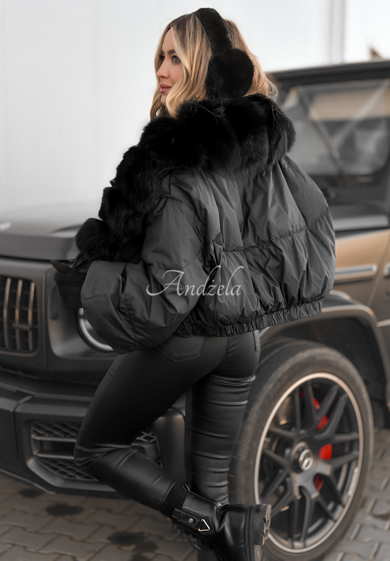 Krátká péřová bunda s kožíškem Snow Thanks černá