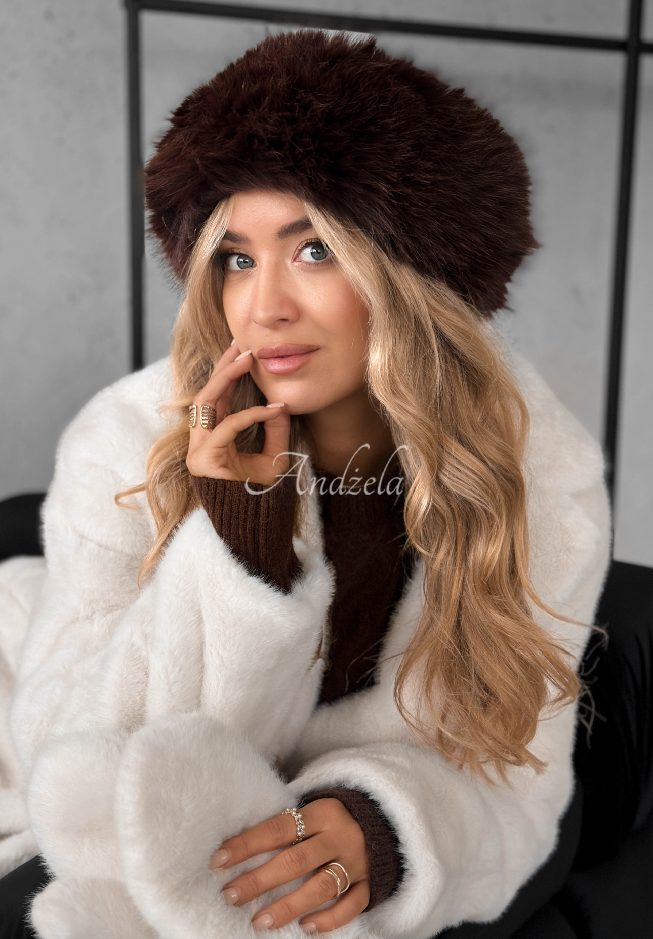 Čelenka s kožíškem Not To Allow čokoládová