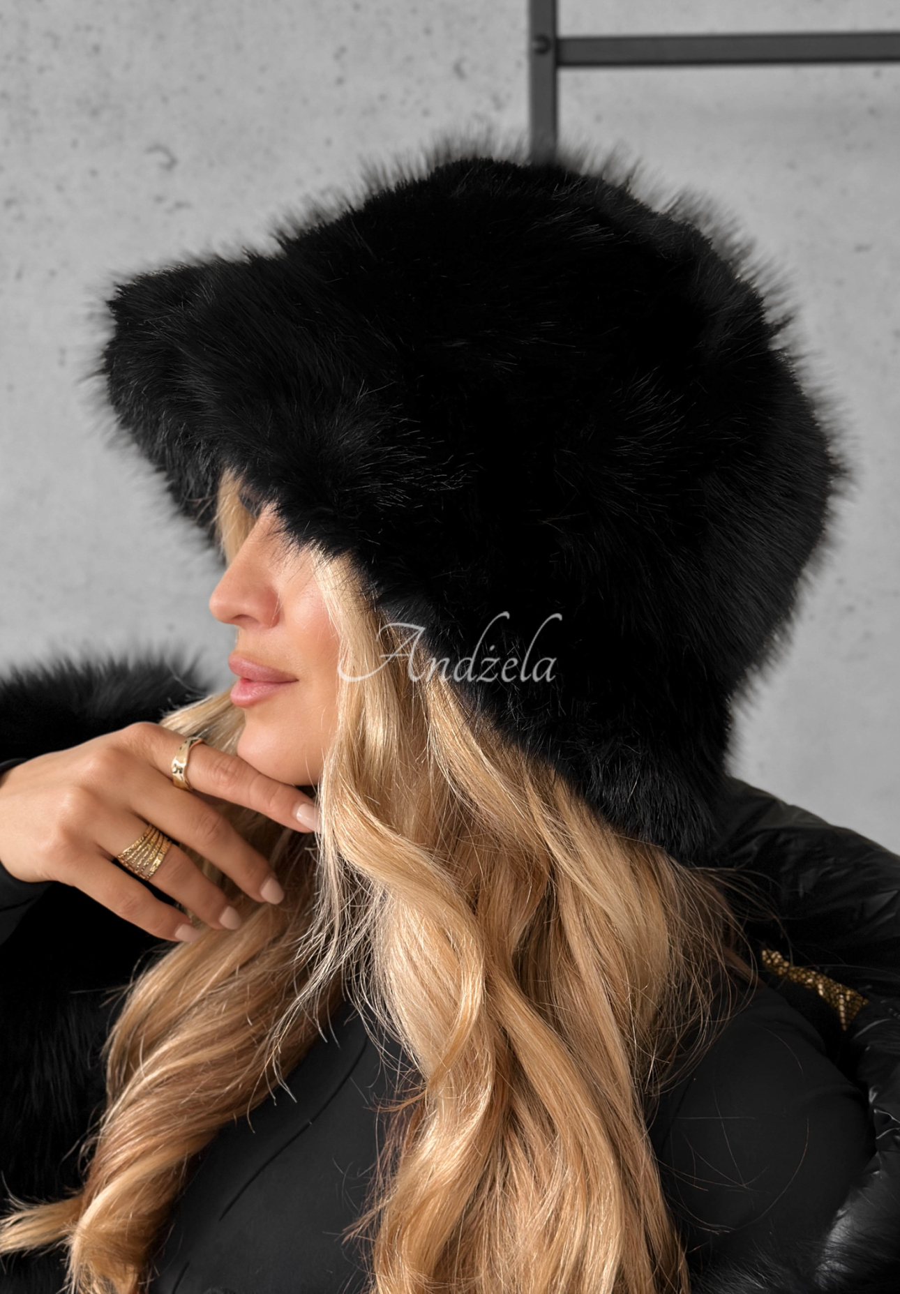 Čepice bucket hat s kožíškem When Snow Falls černá