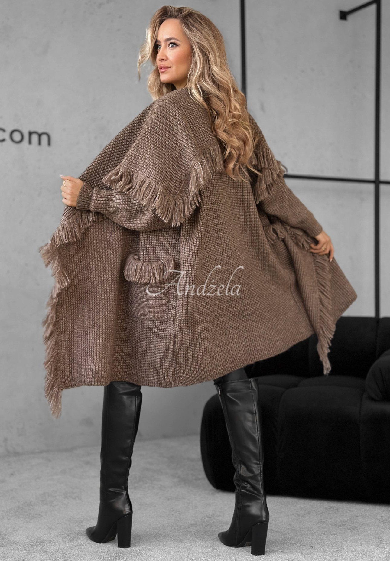 Dlouhý kardigan s třásněmi Forget My Name čokoládový